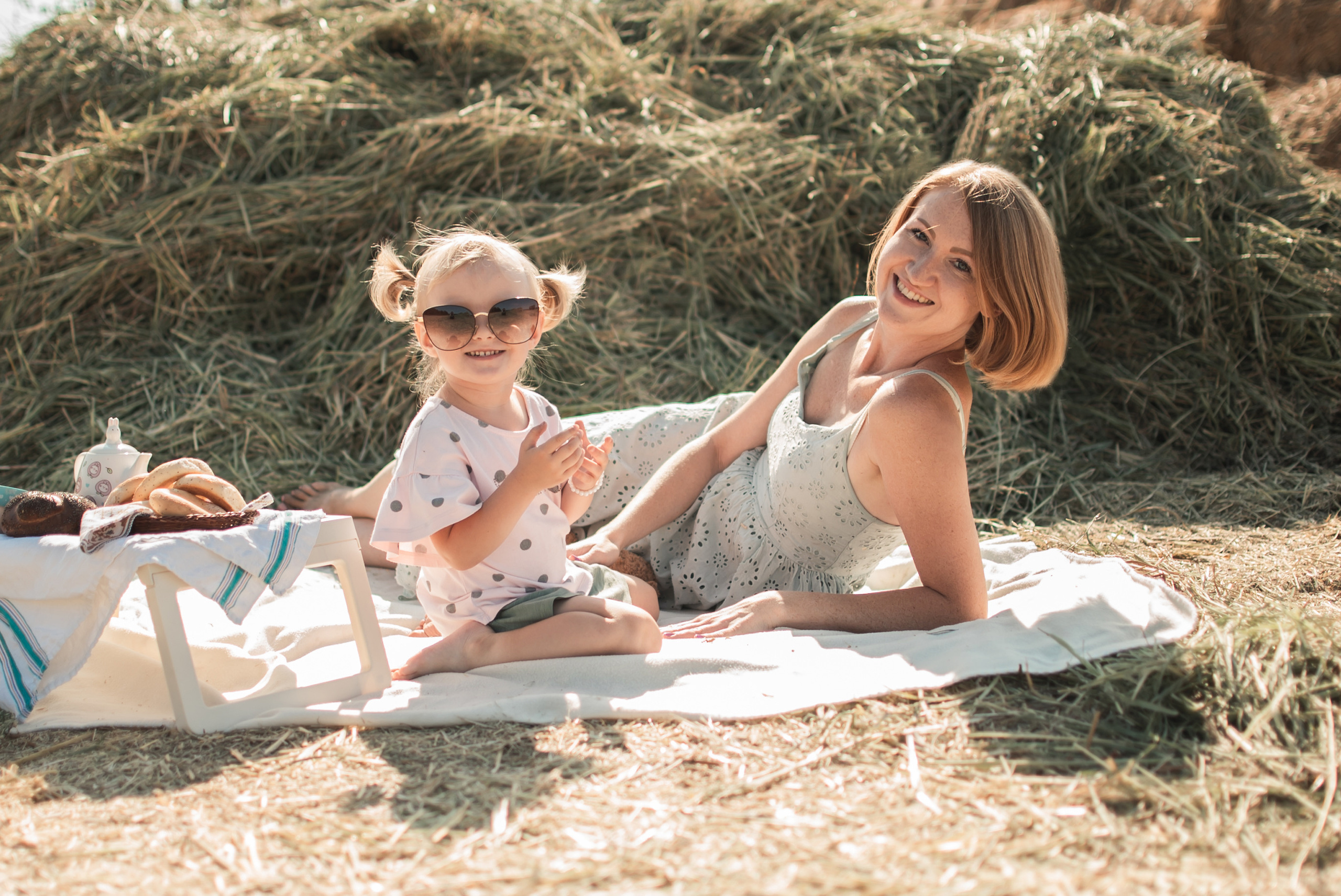 Дочки матери на сене. Семейный фотограф в Оренбурге Анна Рожкова