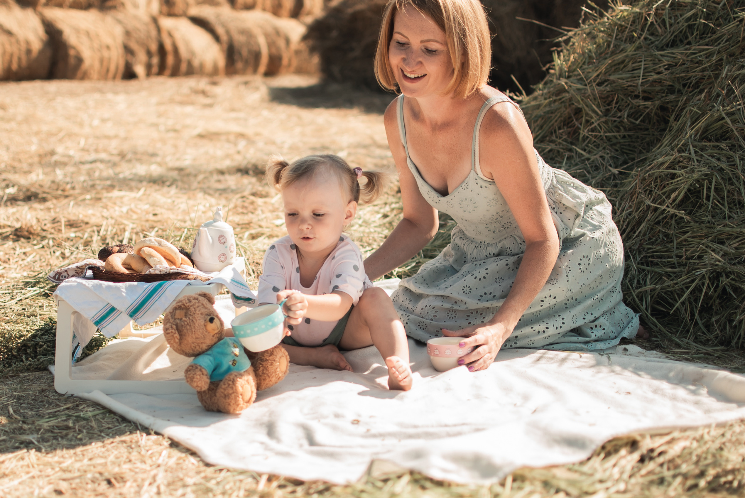Дочки матери на сене. Семейный фотограф в Оренбурге Анна Рожкова