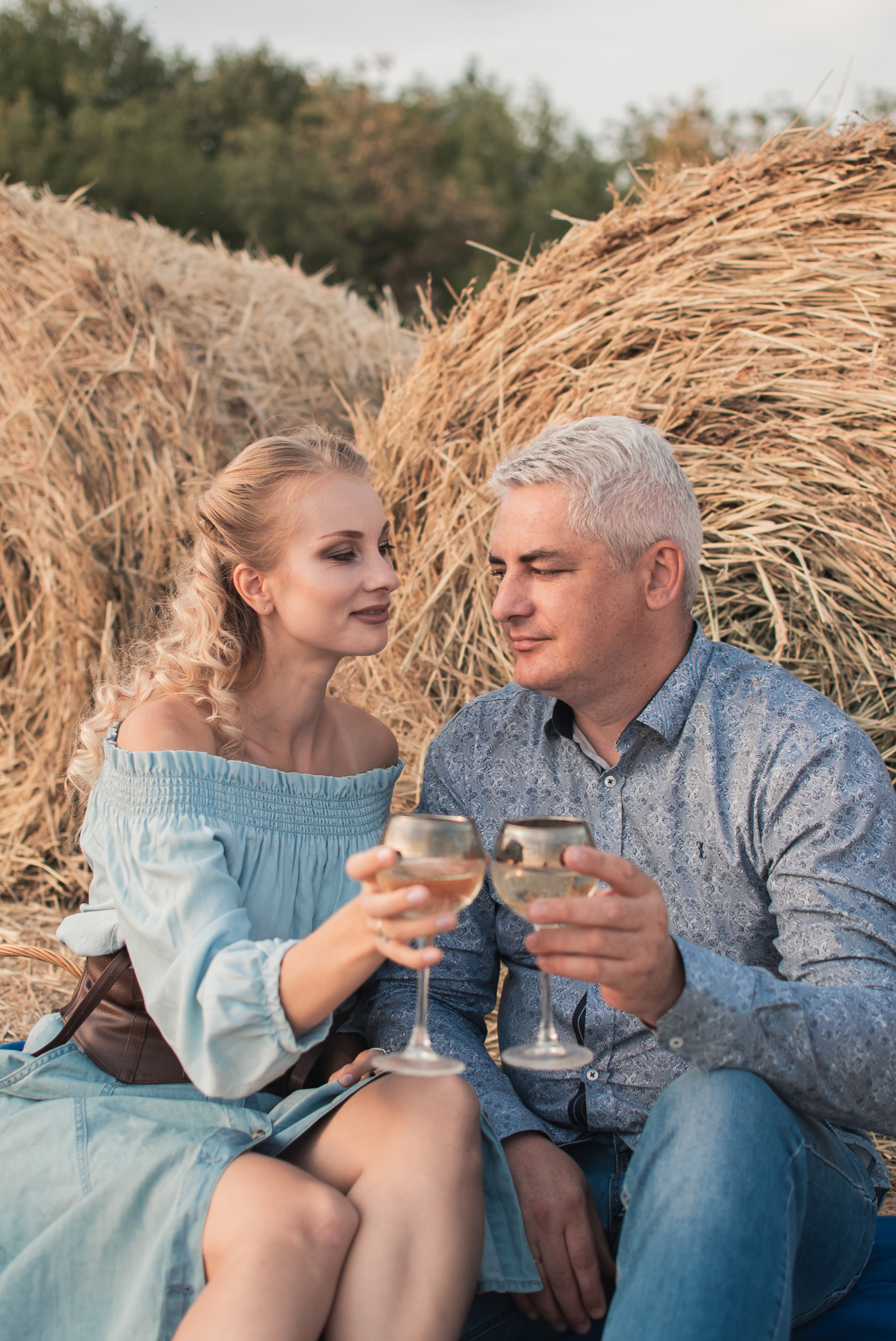 Лавстори Анастасии и Дмитрия в сене. Семейный фотограф в Оренбурге Анна Рожкова