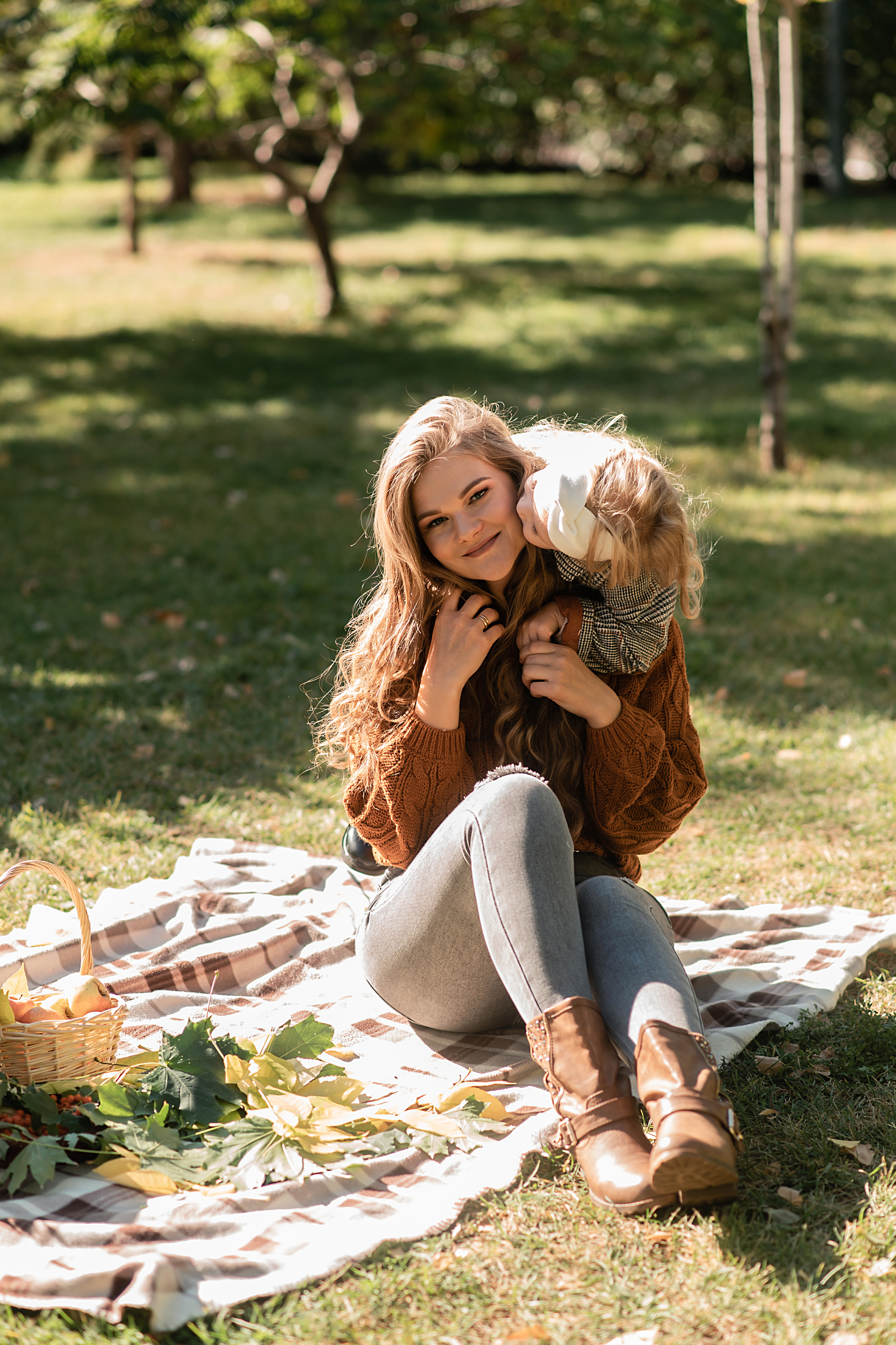 Дочки матери в парке. Семейный фотограф в Оренбурге Анна Рожкова