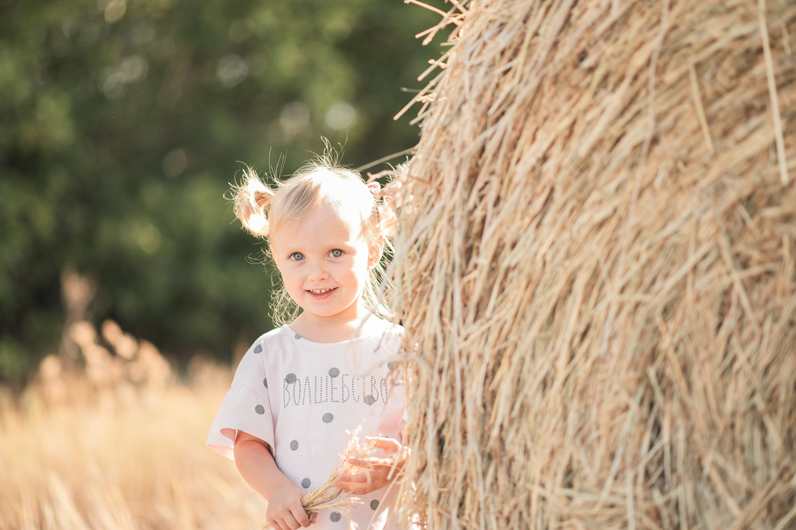 Дочки матери на сене. Семейный фотограф в Оренбурге Анна Рожкова