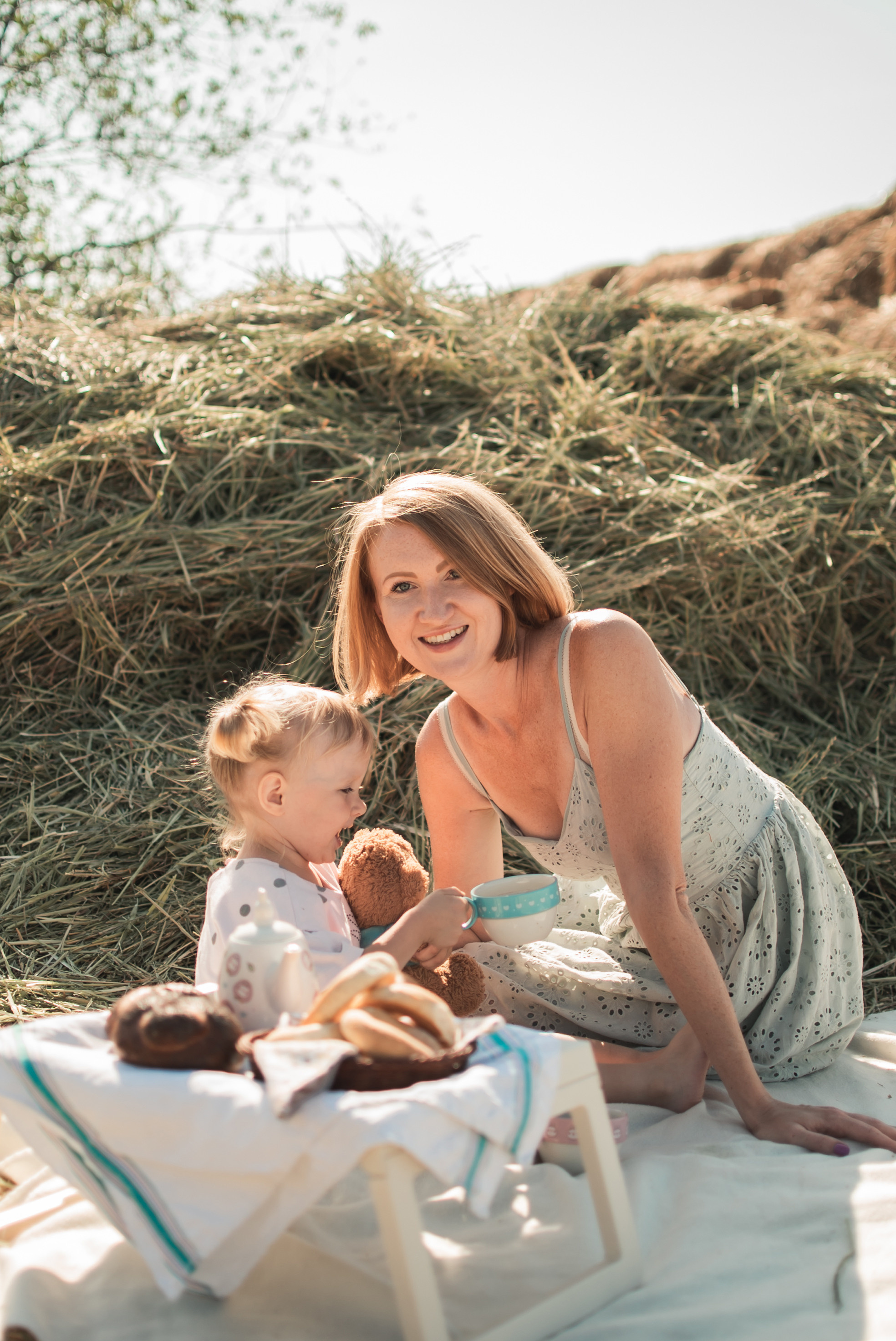 Дочки матери на сене. Семейный фотограф в Оренбурге Анна Рожкова