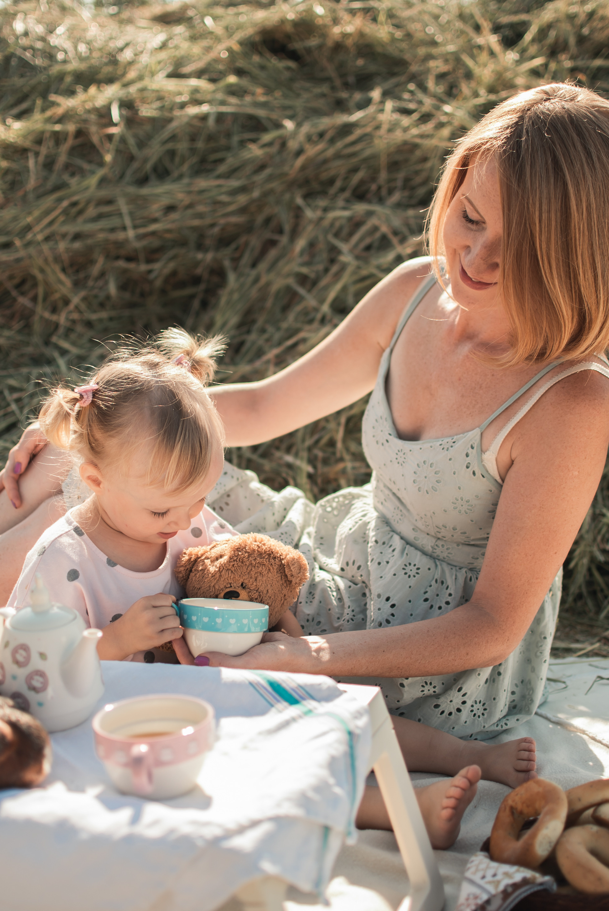Дочки матери на сене. Семейный фотограф в Оренбурге Анна Рожкова