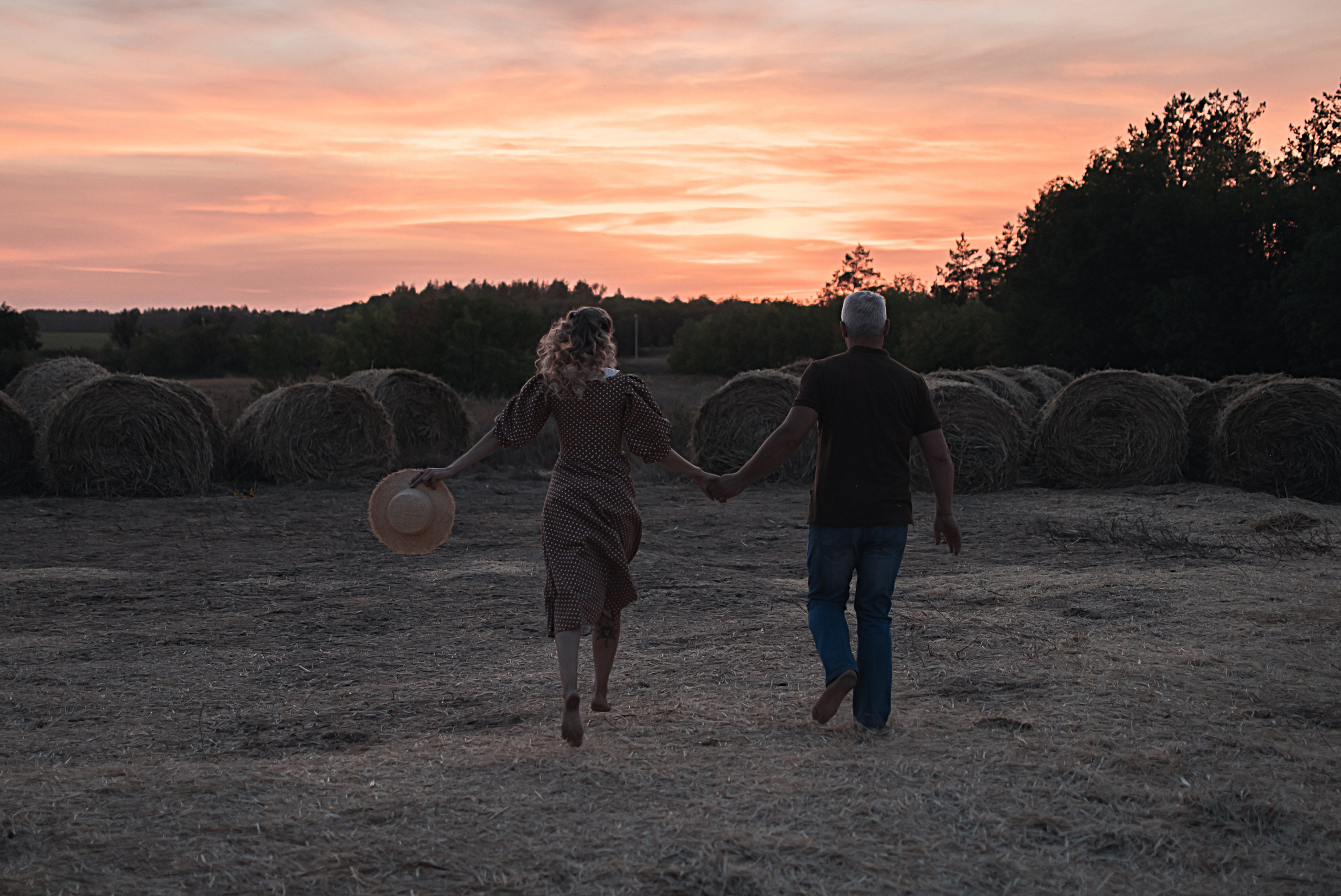 Лавстори Анастасии и Дмитрия в сене. Семейный фотограф в Оренбурге Анна Рожкова