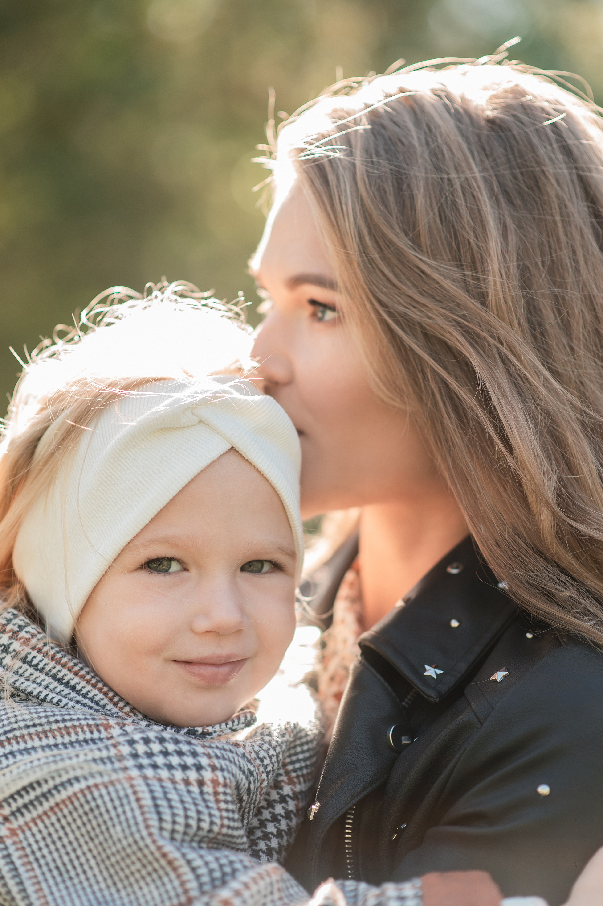 Дочки матери в парке. Семейный фотограф в Оренбурге Анна Рожкова