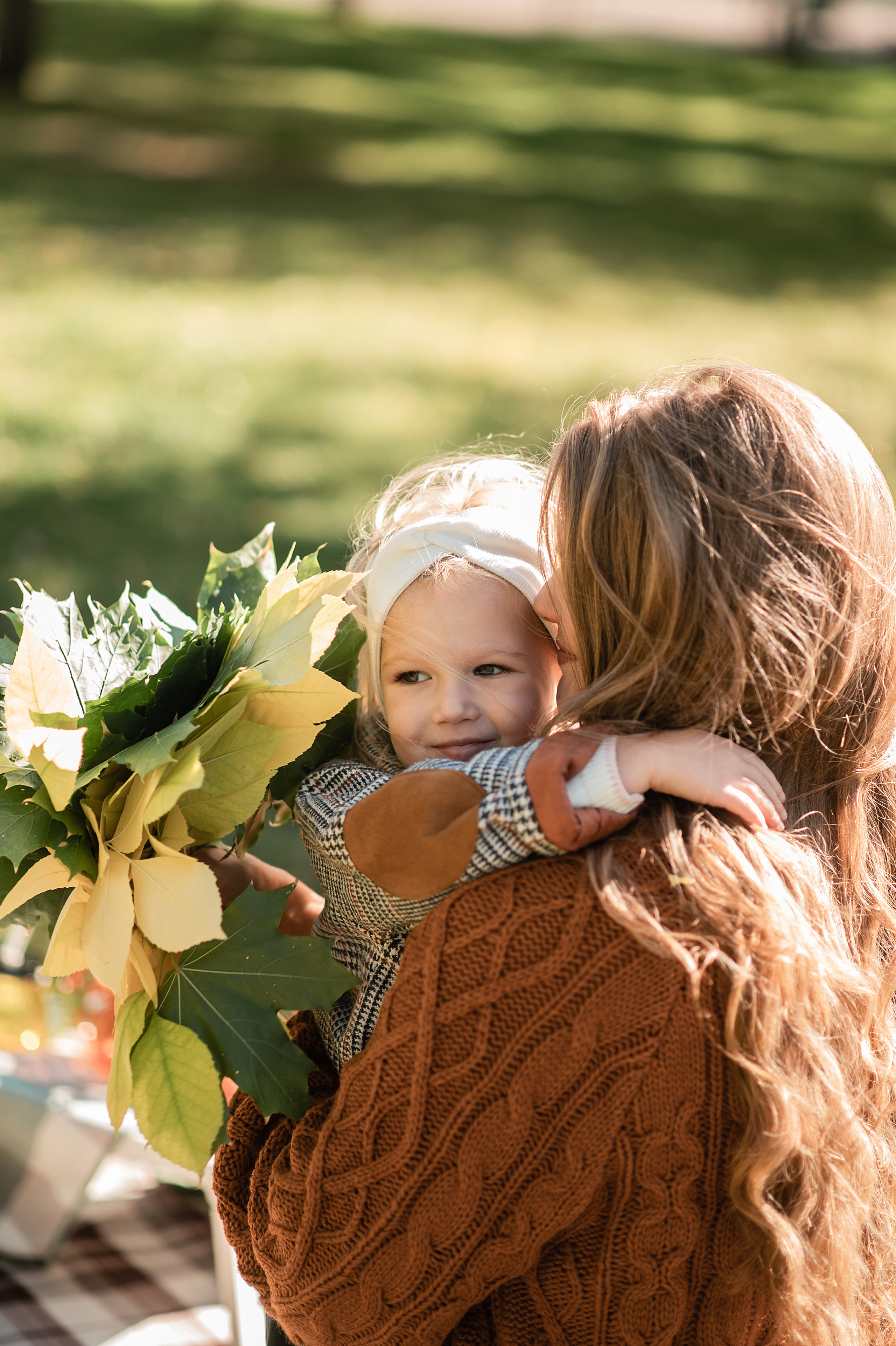Дочки матери в парке. Семейный фотограф в Оренбурге Анна Рожкова