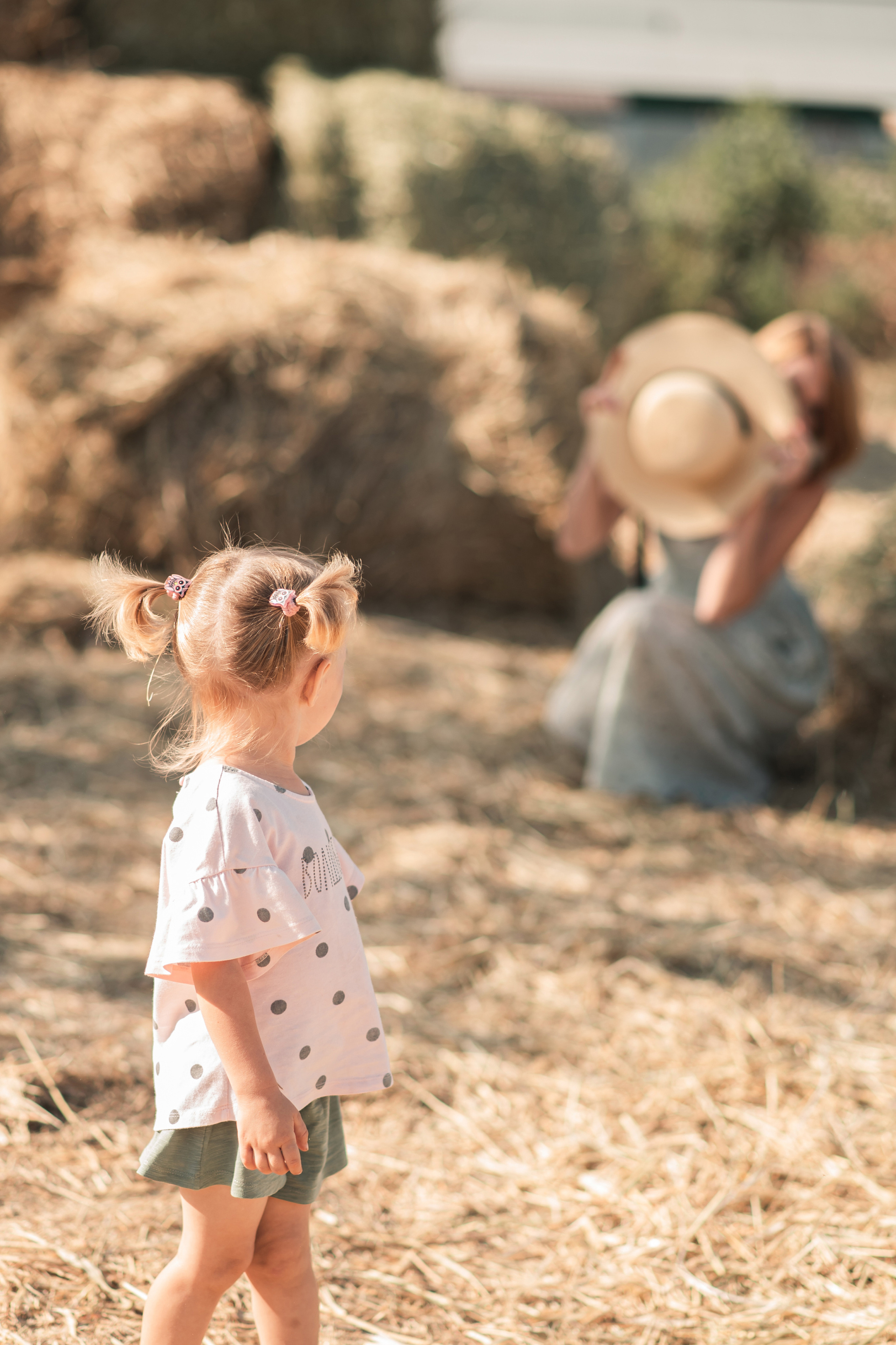 Дочки матери на сене. Семейный фотограф в Оренбурге Анна Рожкова