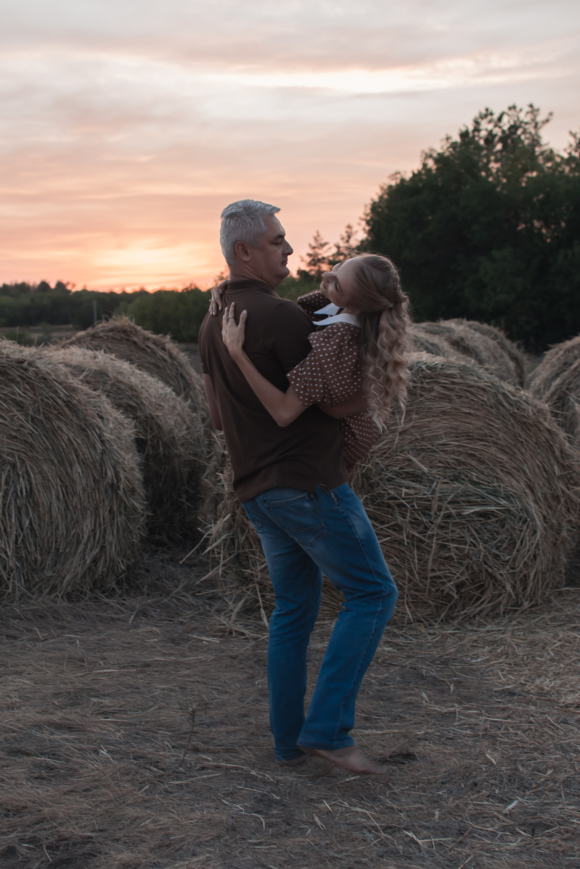 Лавстори Анастасии и Дмитрия в сене. Семейный фотограф в Оренбурге Анна Рожкова