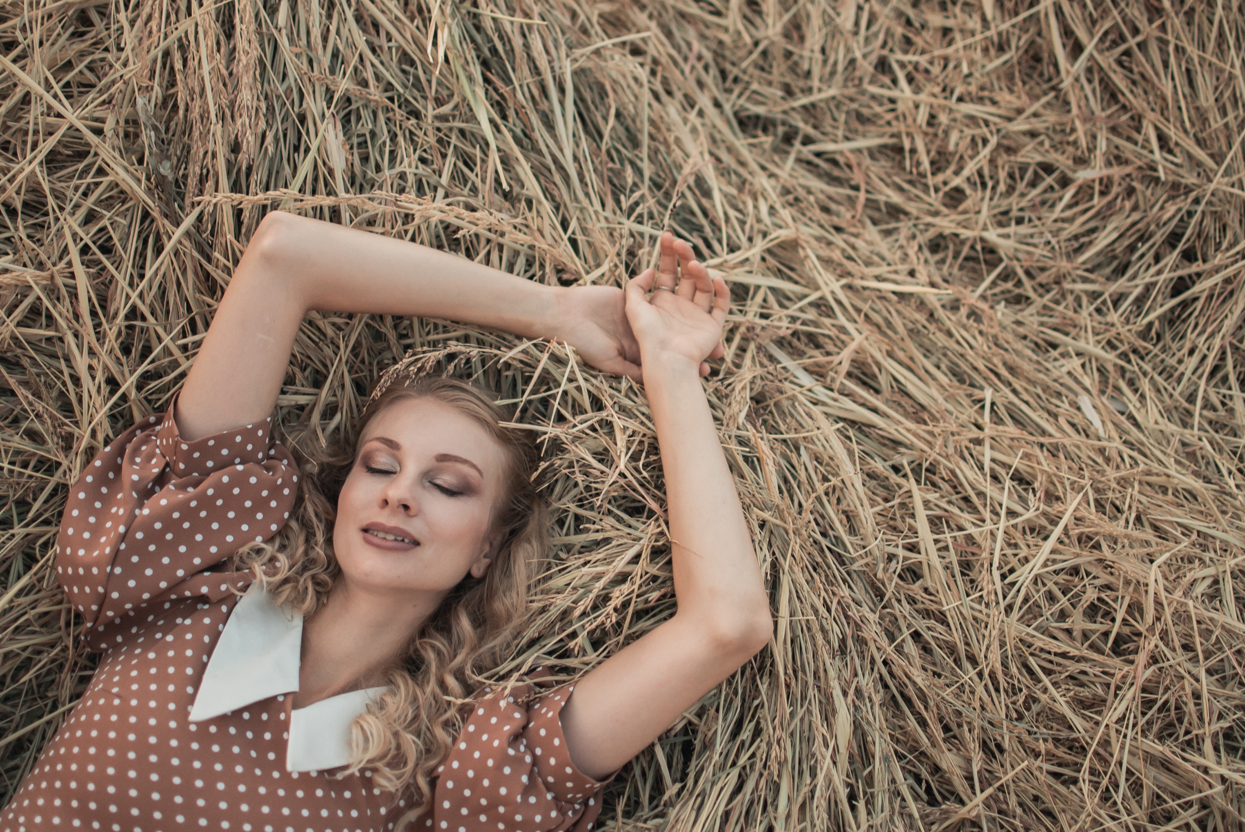 Лавстори Анастасии и Дмитрия в сене. Семейный фотограф в Оренбурге Анна Рожкова