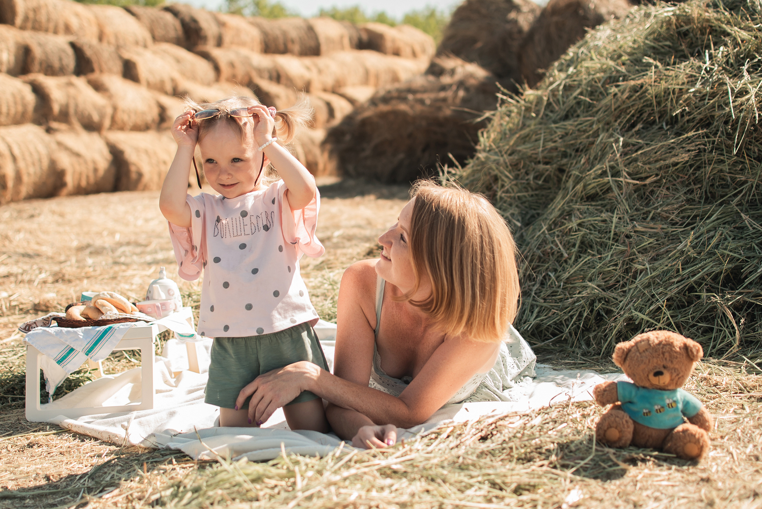 Дочки матери на сене. Семейный фотограф в Оренбурге Анна Рожкова