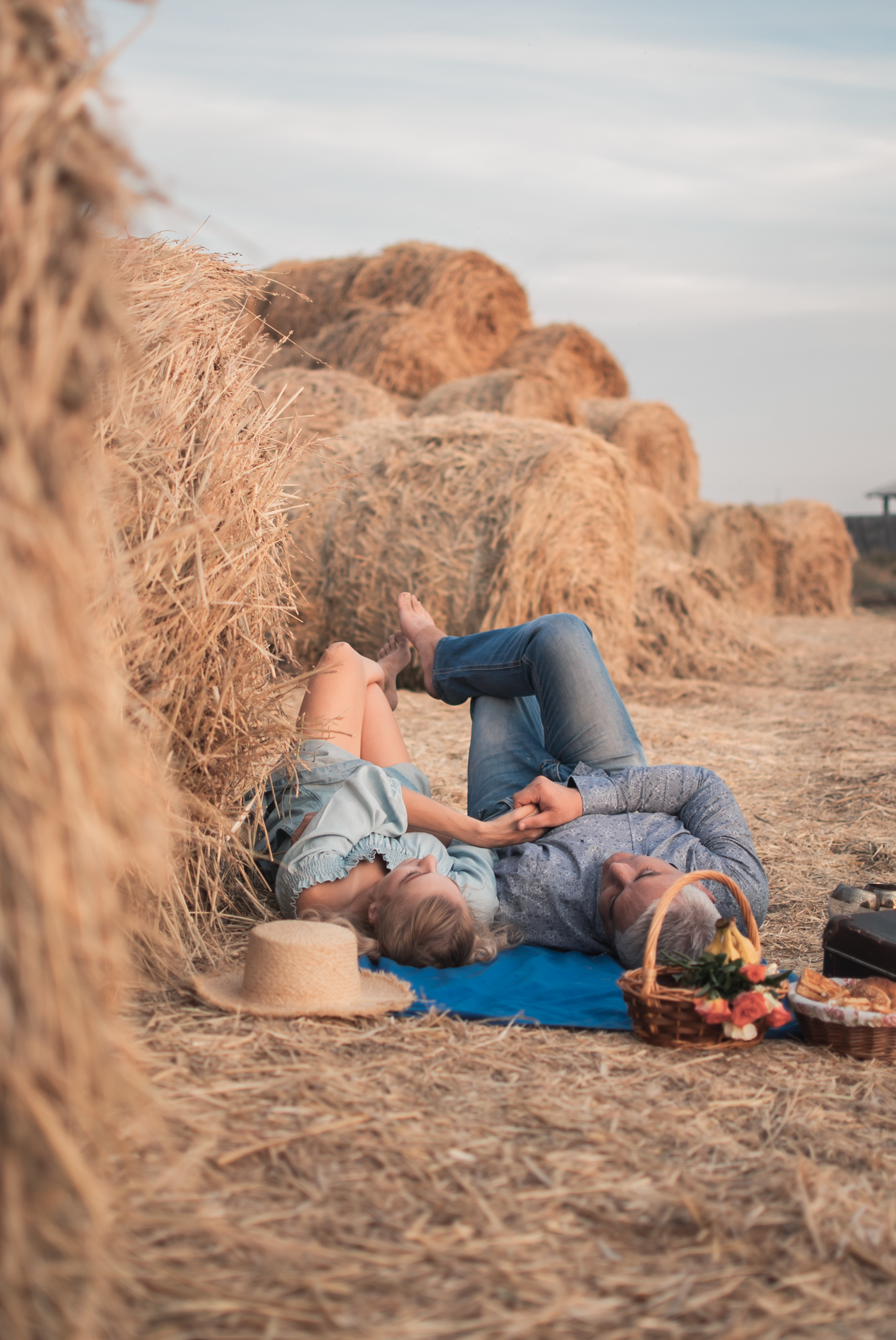Лавстори Анастасии и Дмитрия в сене. Семейный фотограф в Оренбурге Анна Рожкова