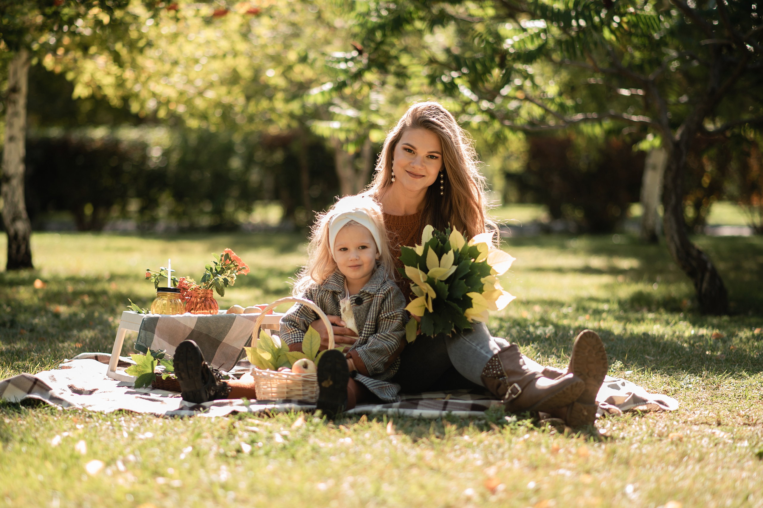 Дочки матери в парке. Семейный фотограф в Оренбурге Анна Рожкова
