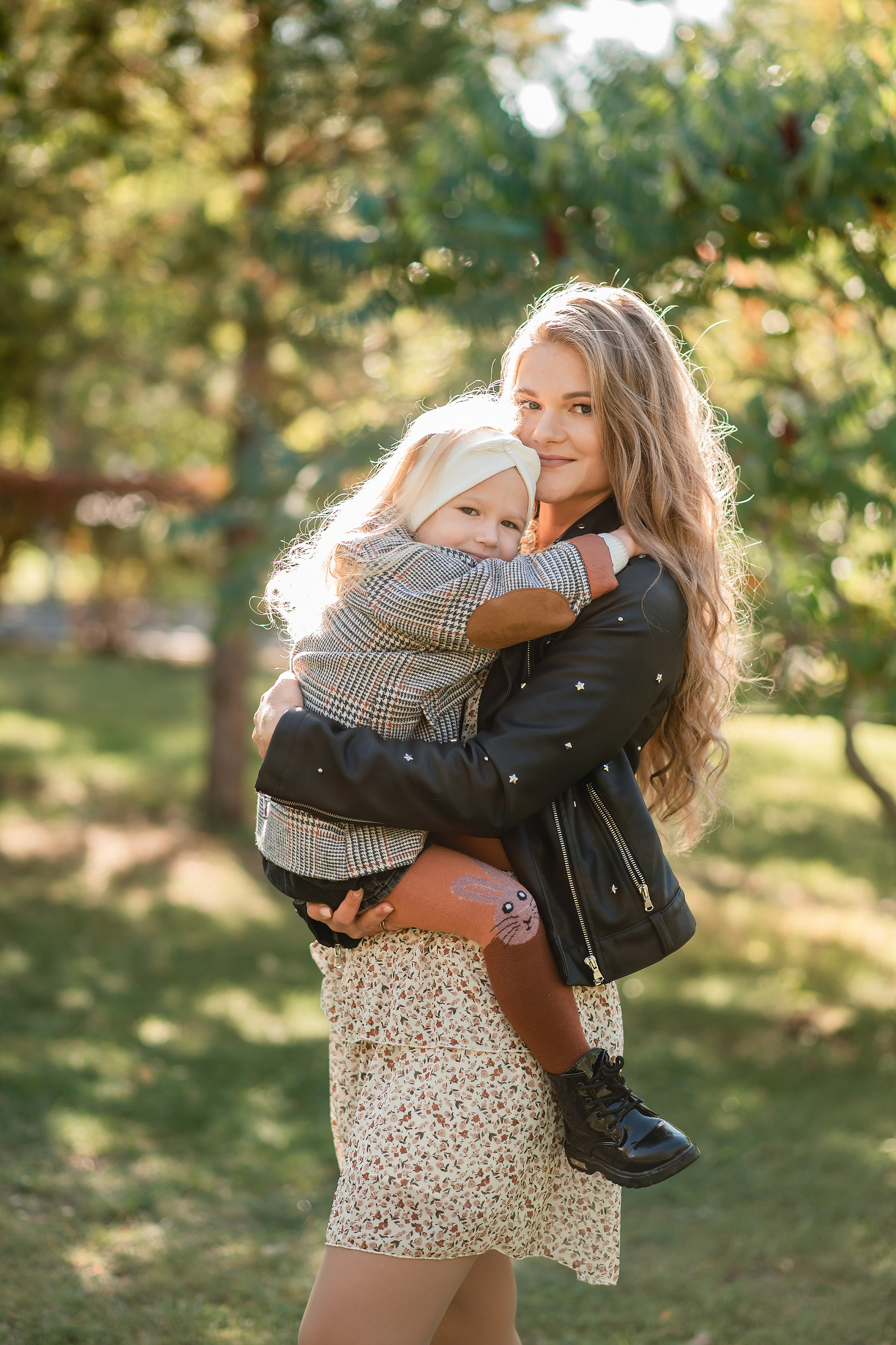 Дочки матери в парке. Семейный фотограф в Оренбурге Анна Рожкова