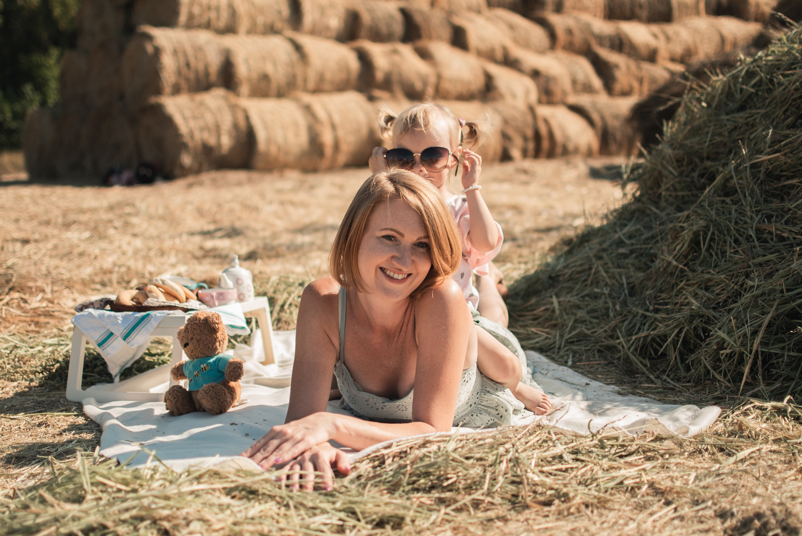 Дочки матери на сене. Семейный фотограф в Оренбурге Анна Рожкова