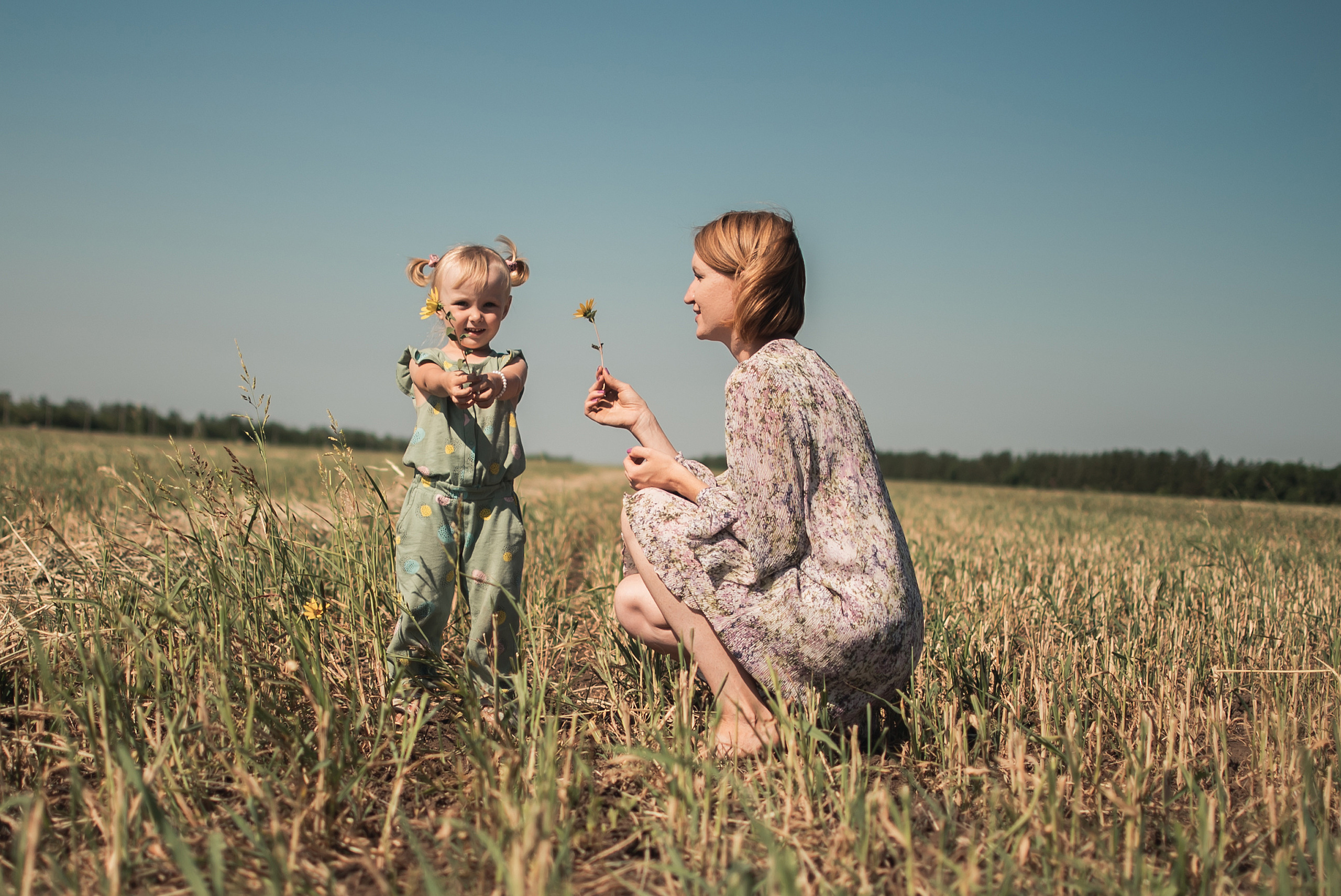 Дочки матери на сене. Семейный фотограф в Оренбурге Анна Рожкова