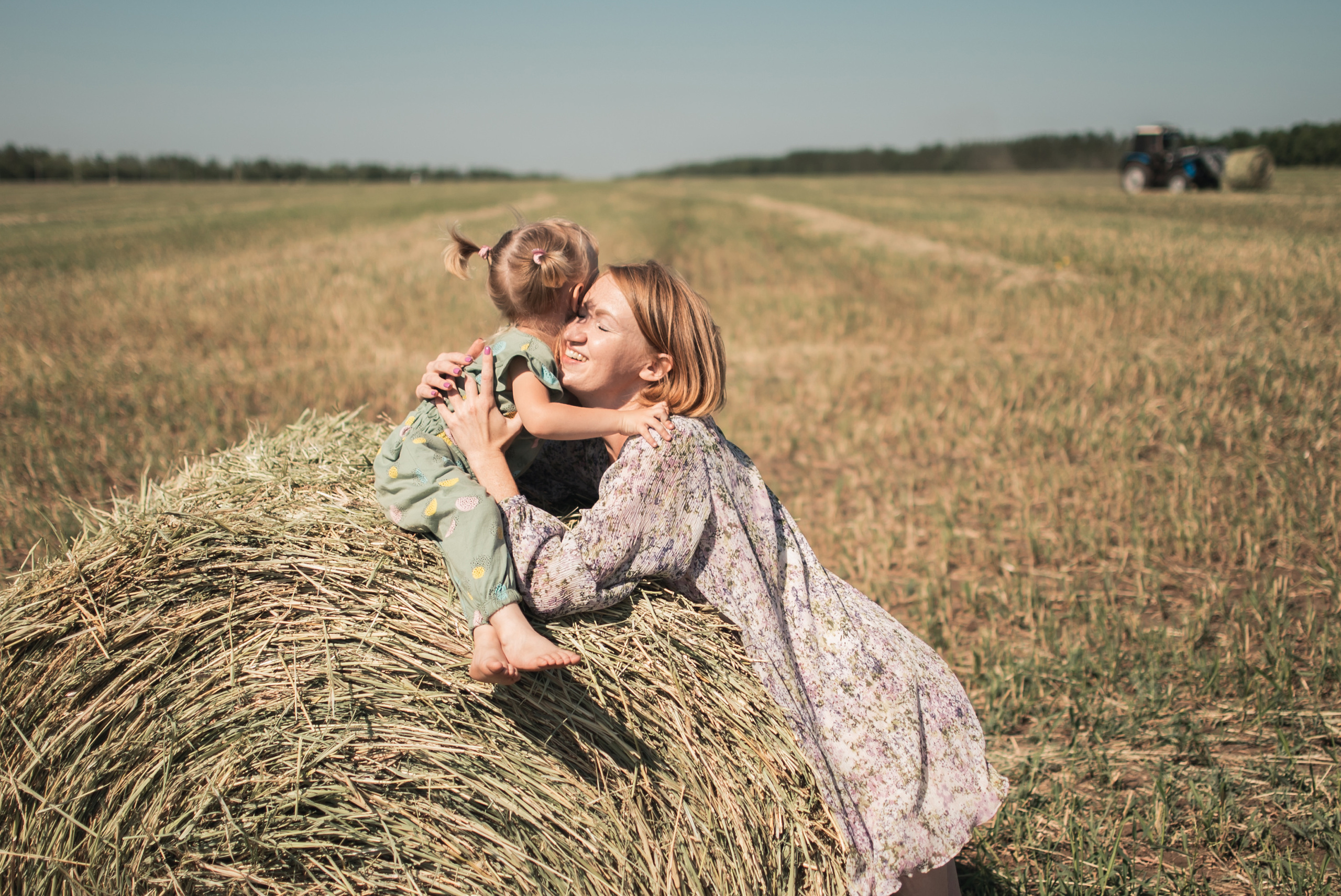 Дочки матери на сене. Семейный фотограф в Оренбурге Анна Рожкова