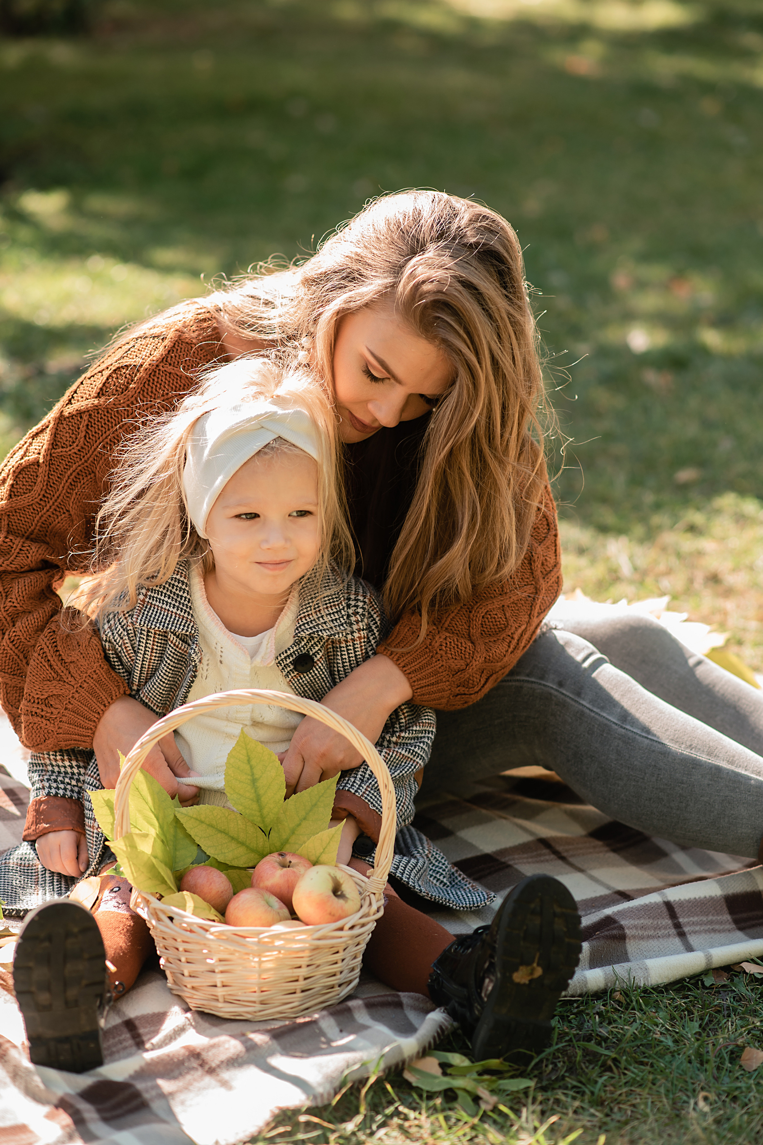 Дочки матери в парке. Семейный фотограф в Оренбурге Анна Рожкова