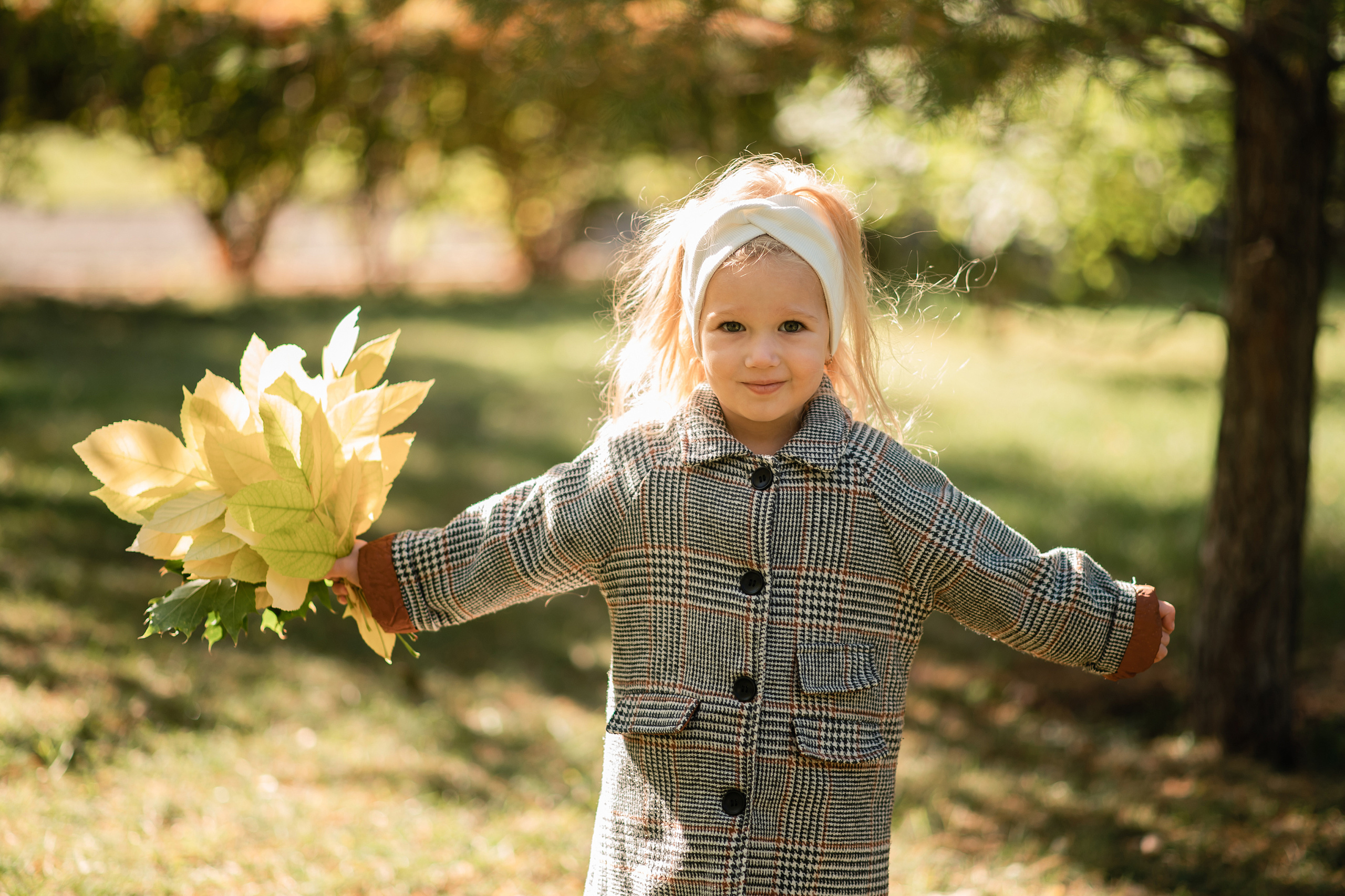 Дочки матери в парке. Семейный фотограф в Оренбурге Анна Рожкова