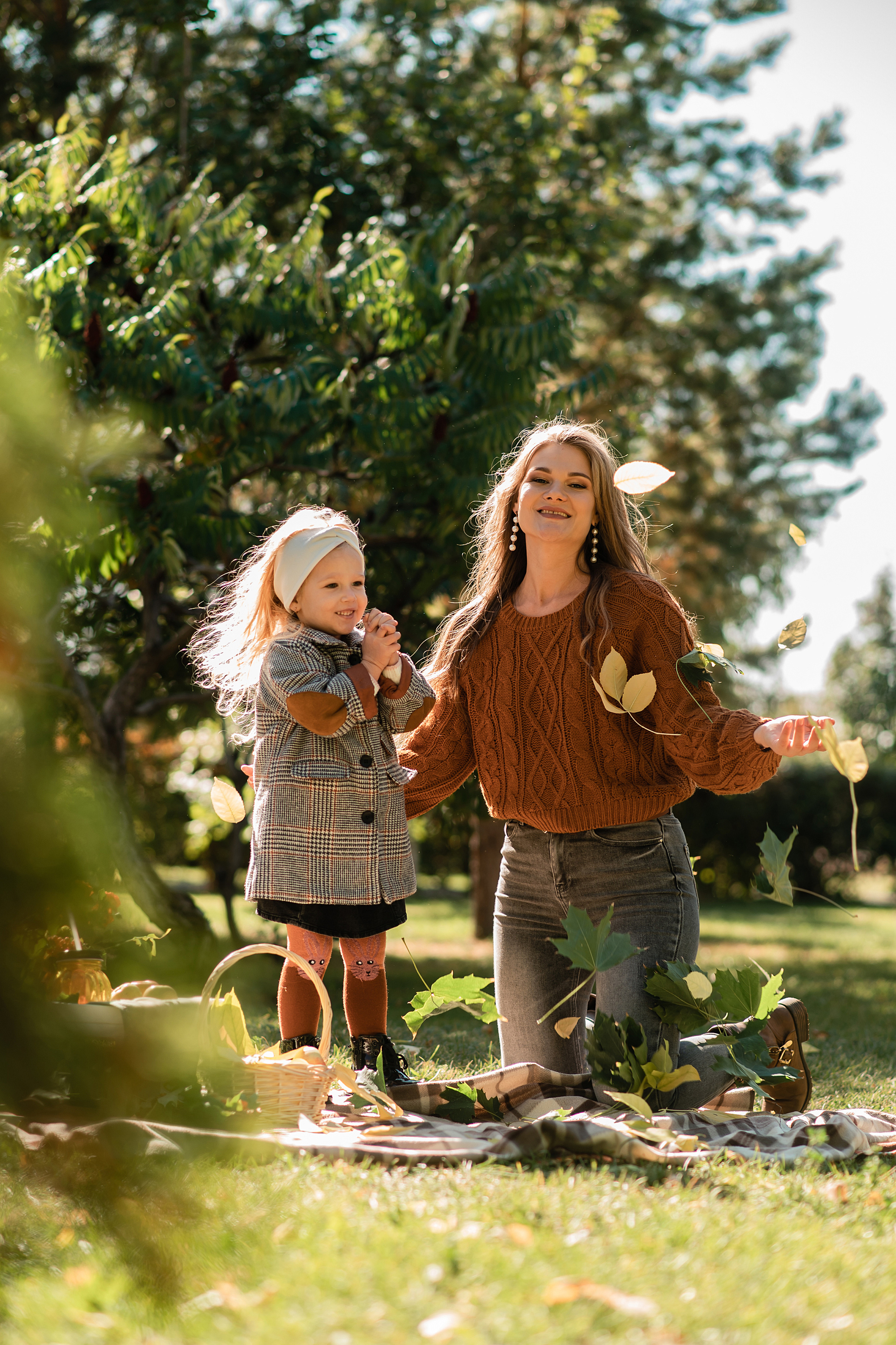 Дочки матери в парке. Семейный фотограф в Оренбурге Анна Рожкова