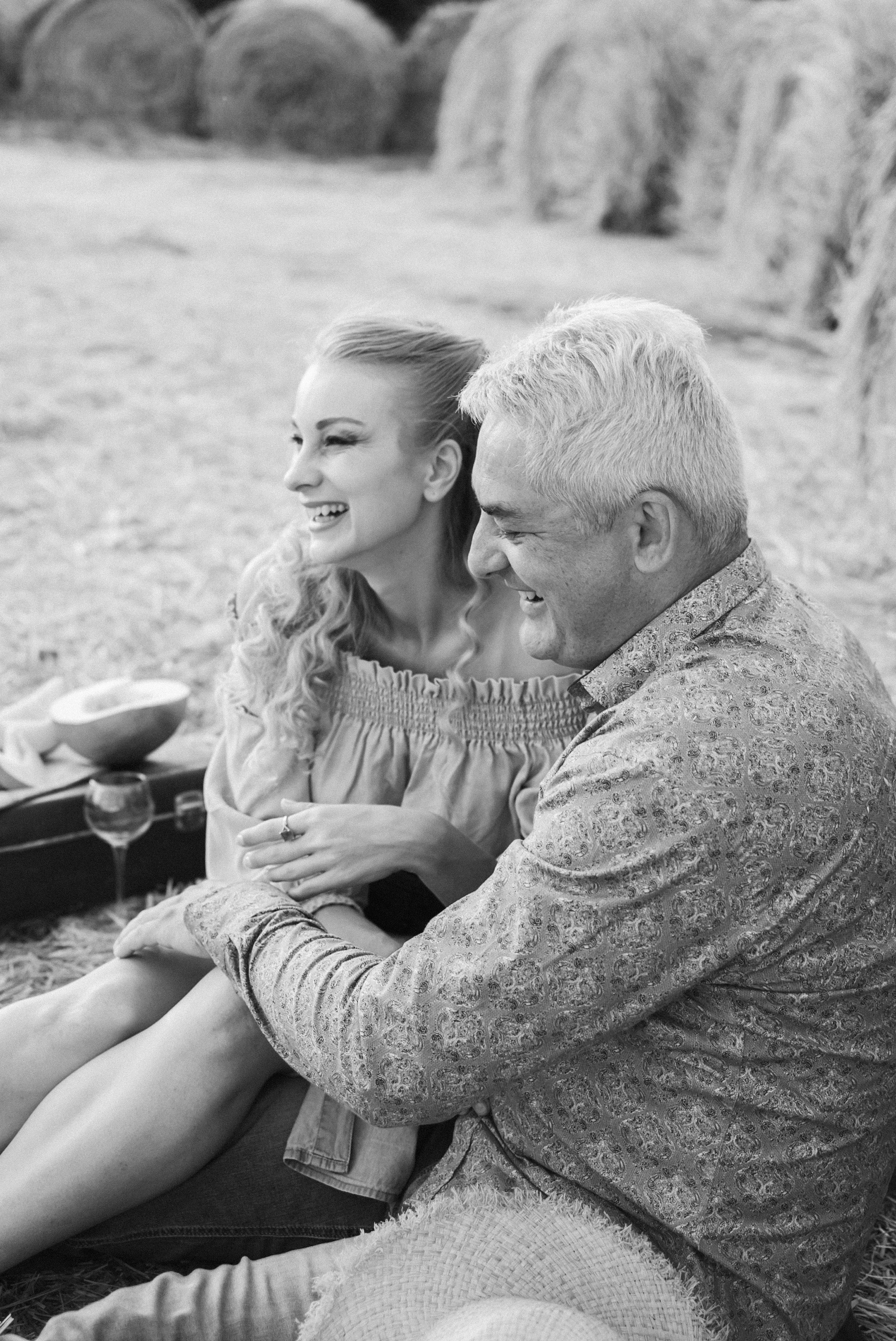 Лавстори Анастасии и Дмитрия в сене. Семейный фотограф в Оренбурге Анна Рожкова