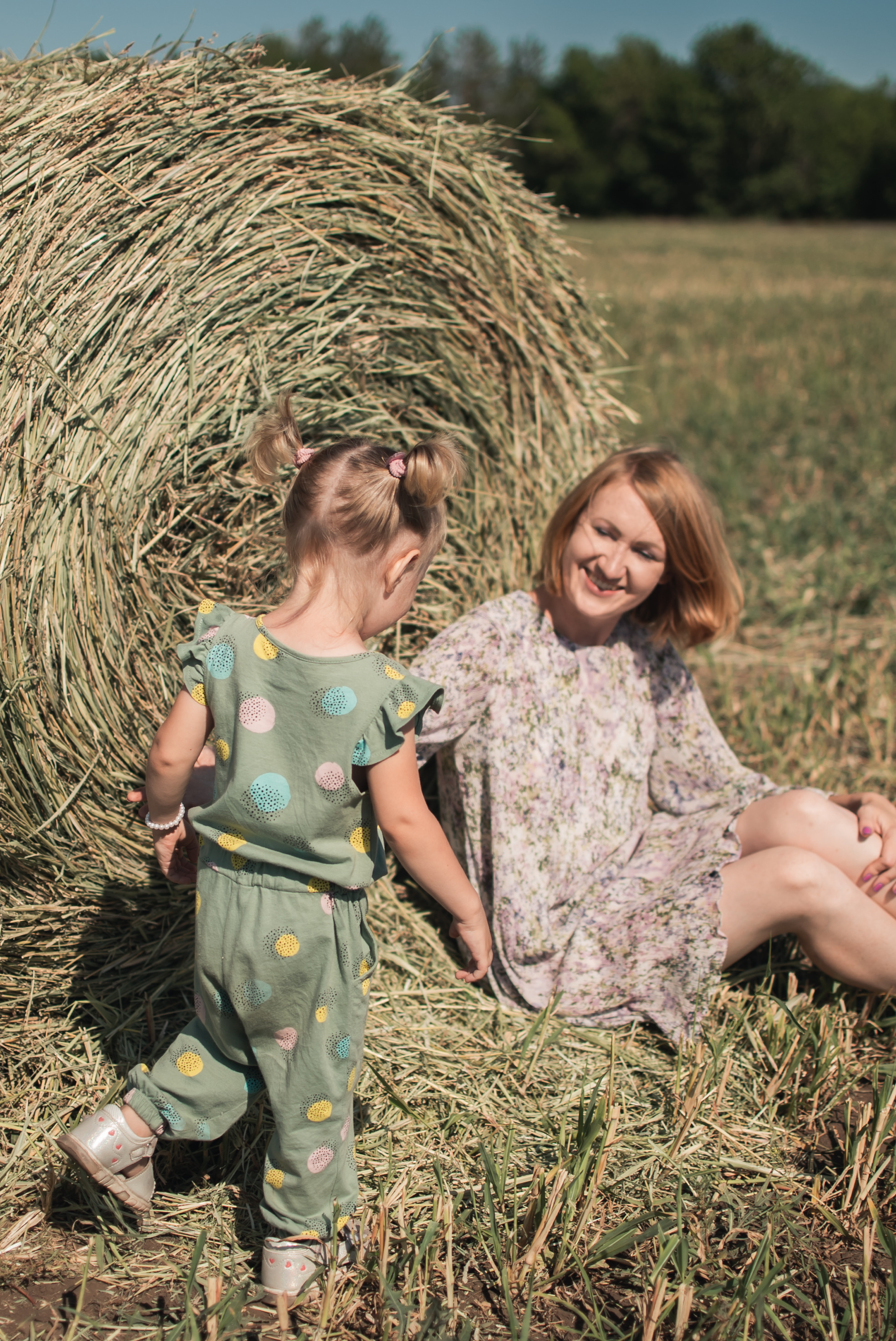 Дочки матери на сене. Семейный фотограф в Оренбурге Анна Рожкова