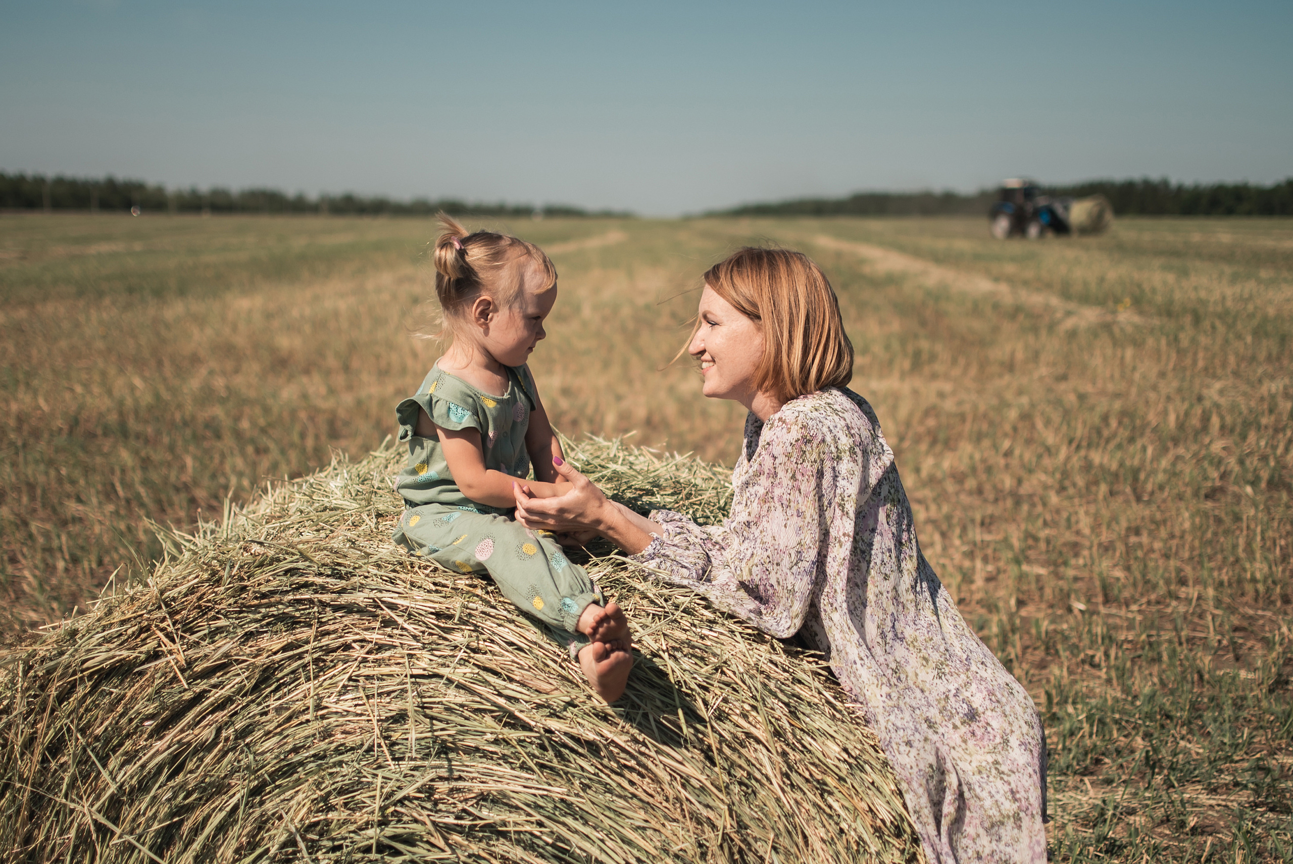 Дочки матери на сене. Семейный фотограф в Оренбурге Анна Рожкова
