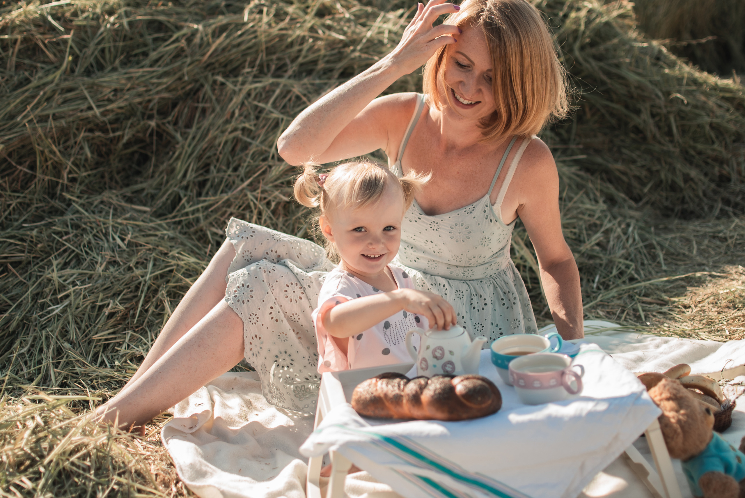 Дочки матери на сене. Семейный фотограф в Оренбурге Анна Рожкова