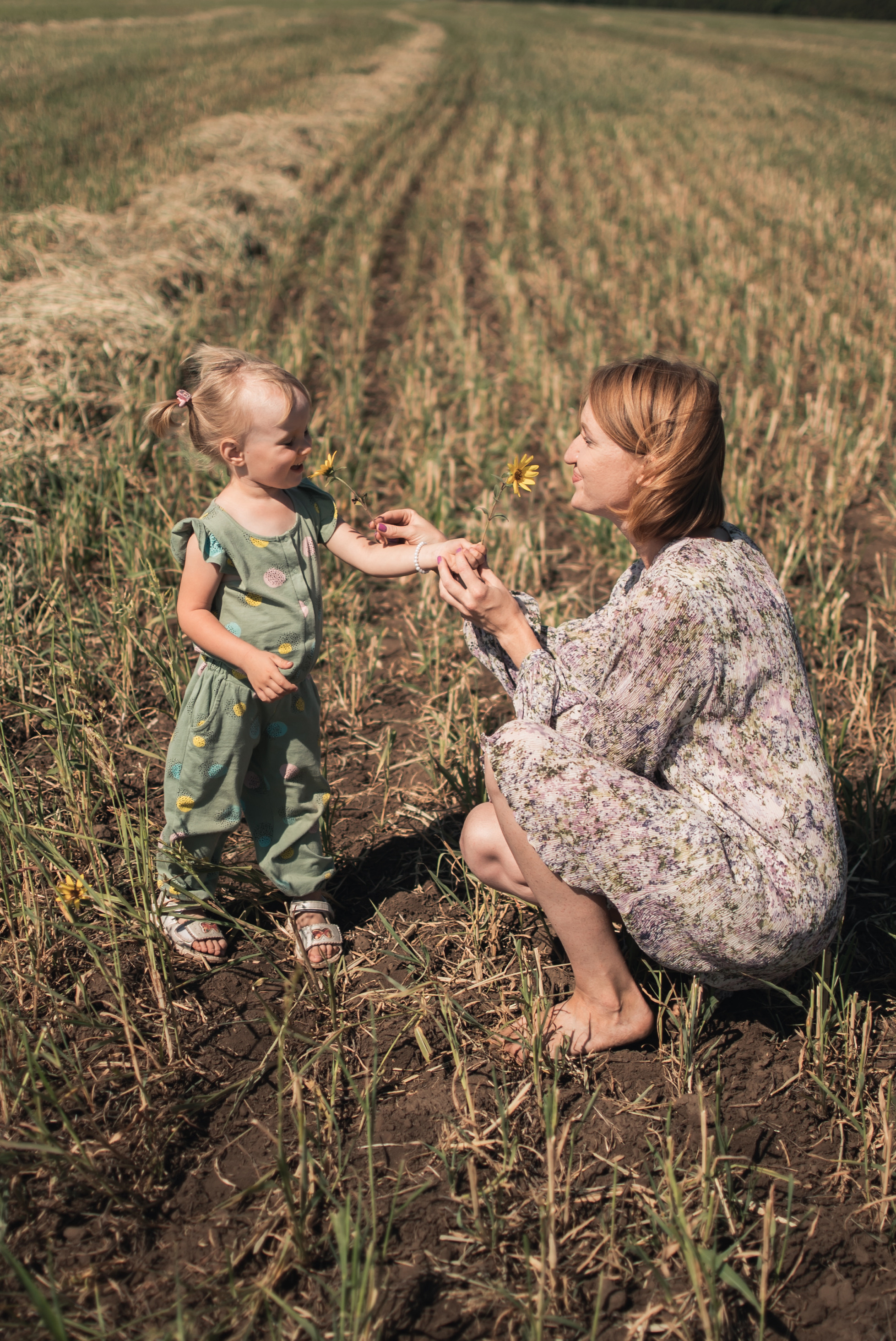 Дочки матери на сене. Семейный фотограф в Оренбурге Анна Рожкова