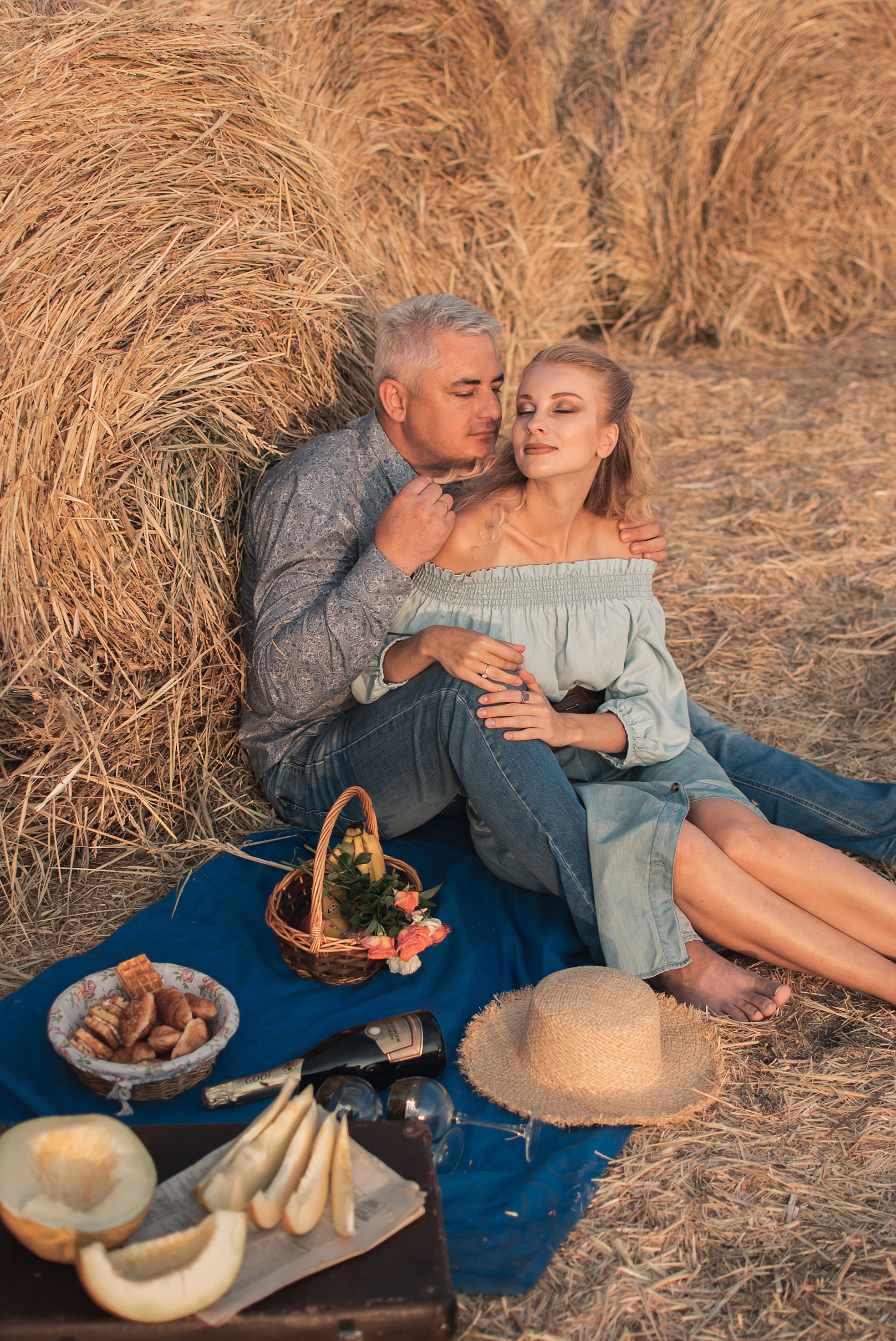 Лавстори Анастасии и Дмитрия в сене. Семейный фотограф в Оренбурге Анна Рожкова