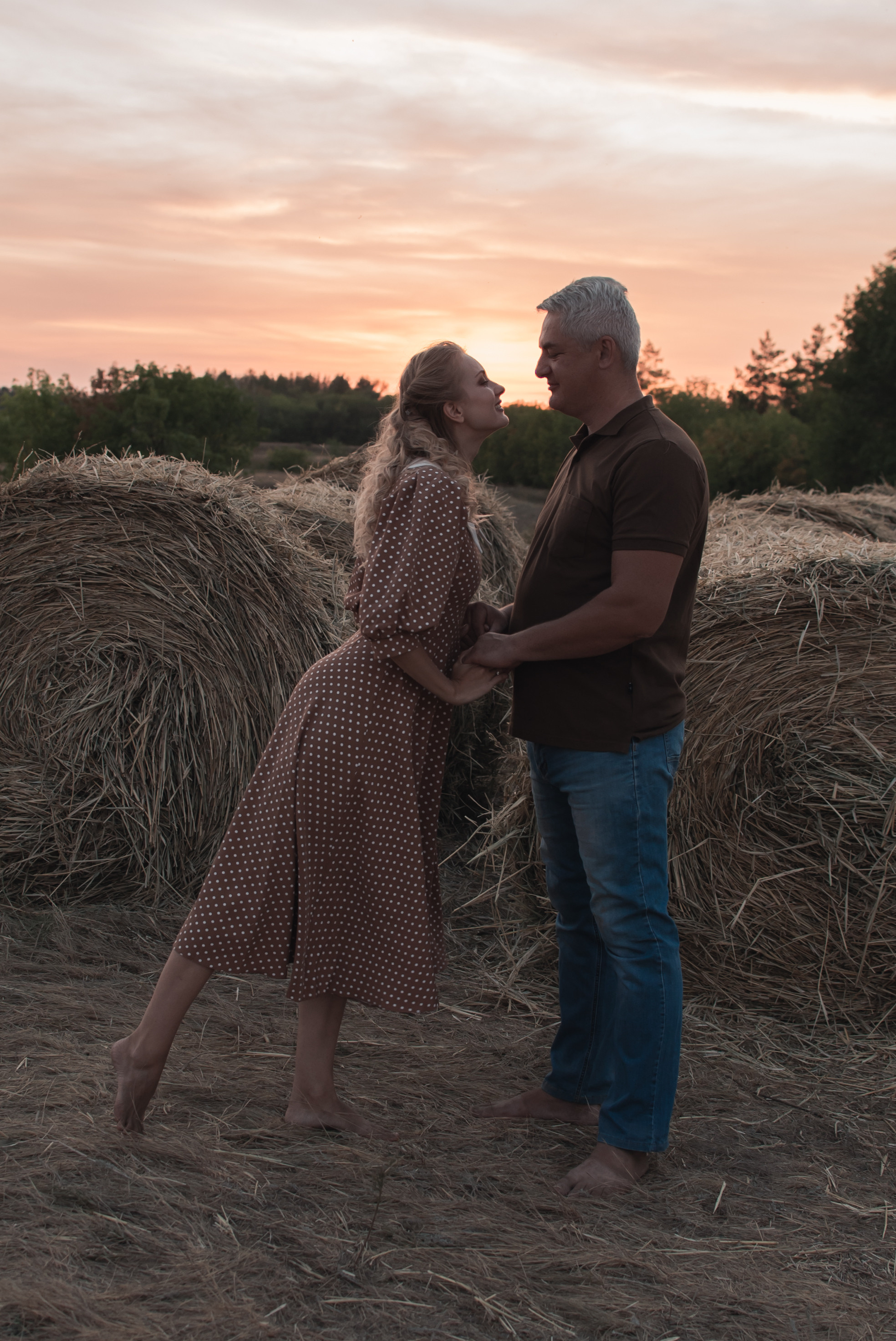Лавстори Анастасии и Дмитрия в сене. Семейный фотограф в Оренбурге Анна Рожкова