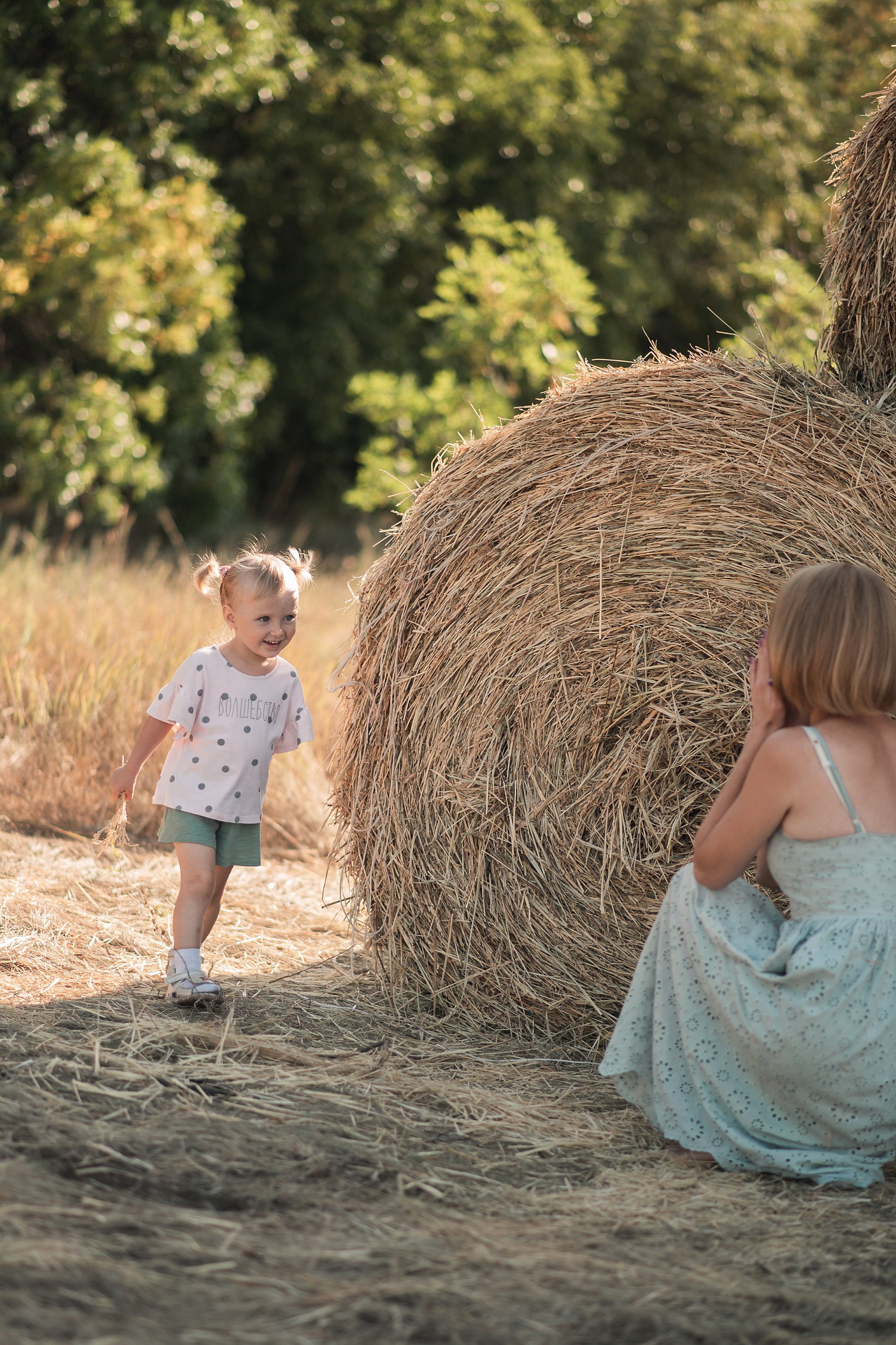 Дочки матери на сене. Семейный фотограф в Оренбурге Анна Рожкова