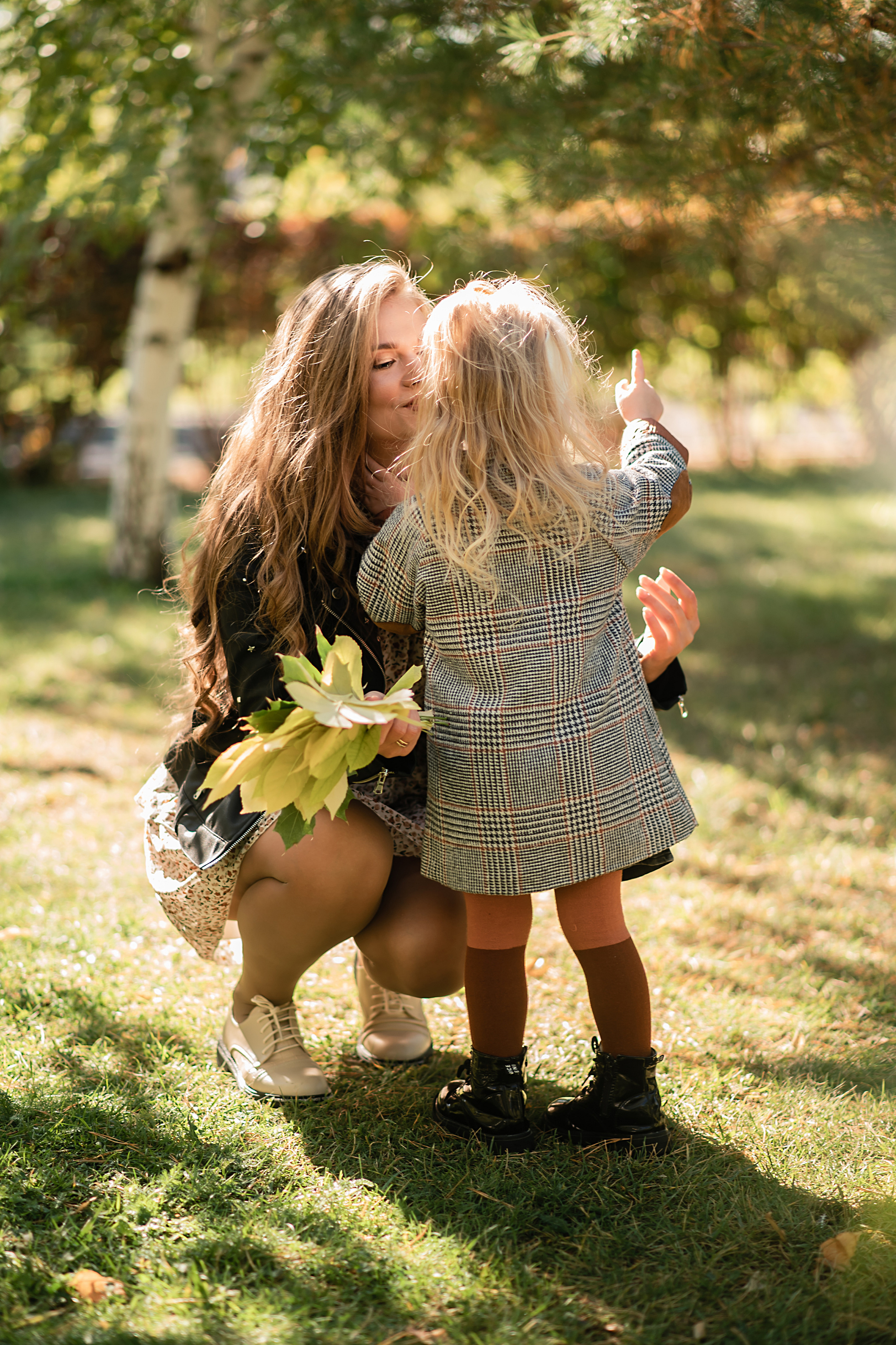 Дочки матери в парке. Семейный фотограф в Оренбурге Анна Рожкова