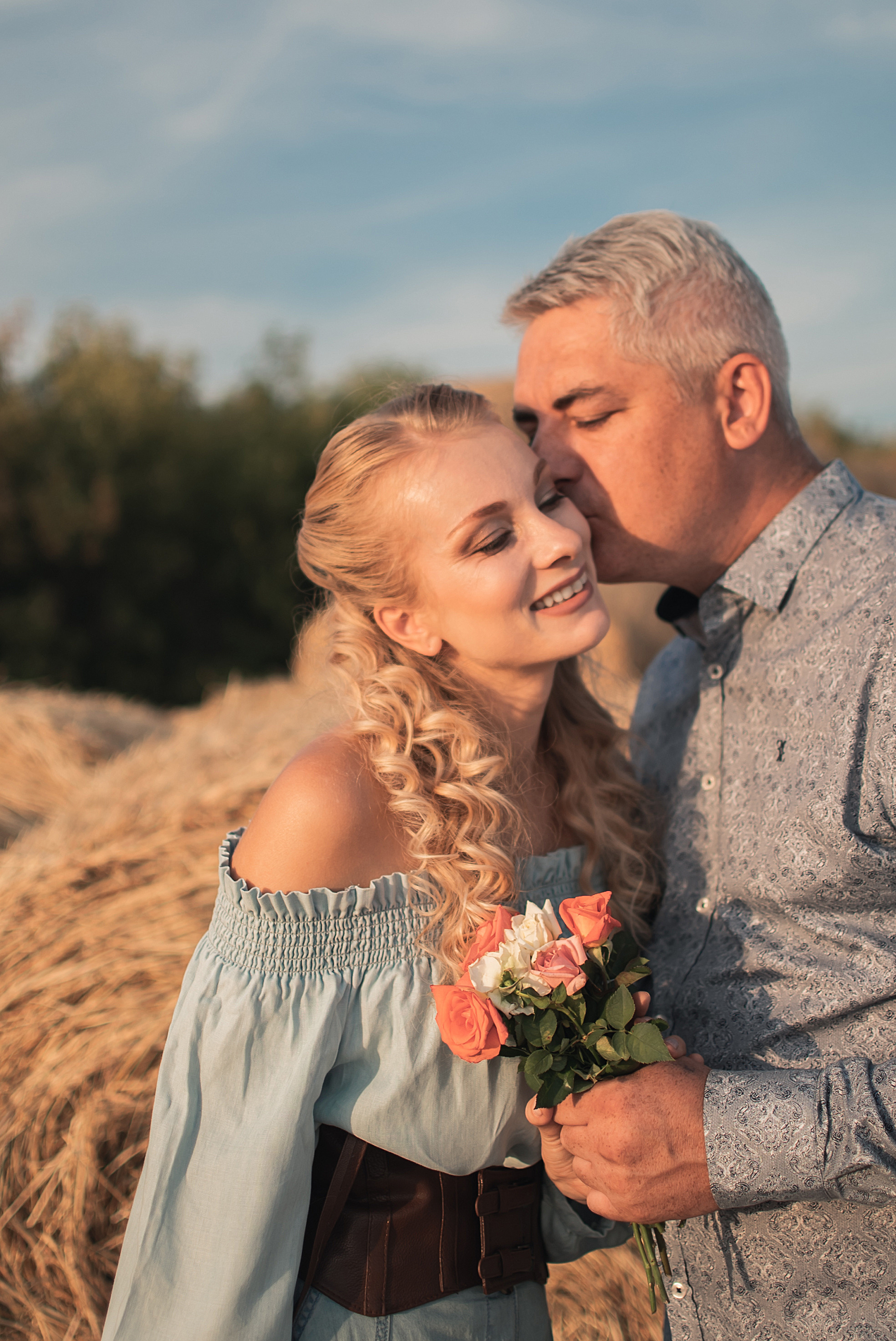 Лавстори Анастасии и Дмитрия в сене. Семейный фотограф в Оренбурге Анна Рожкова