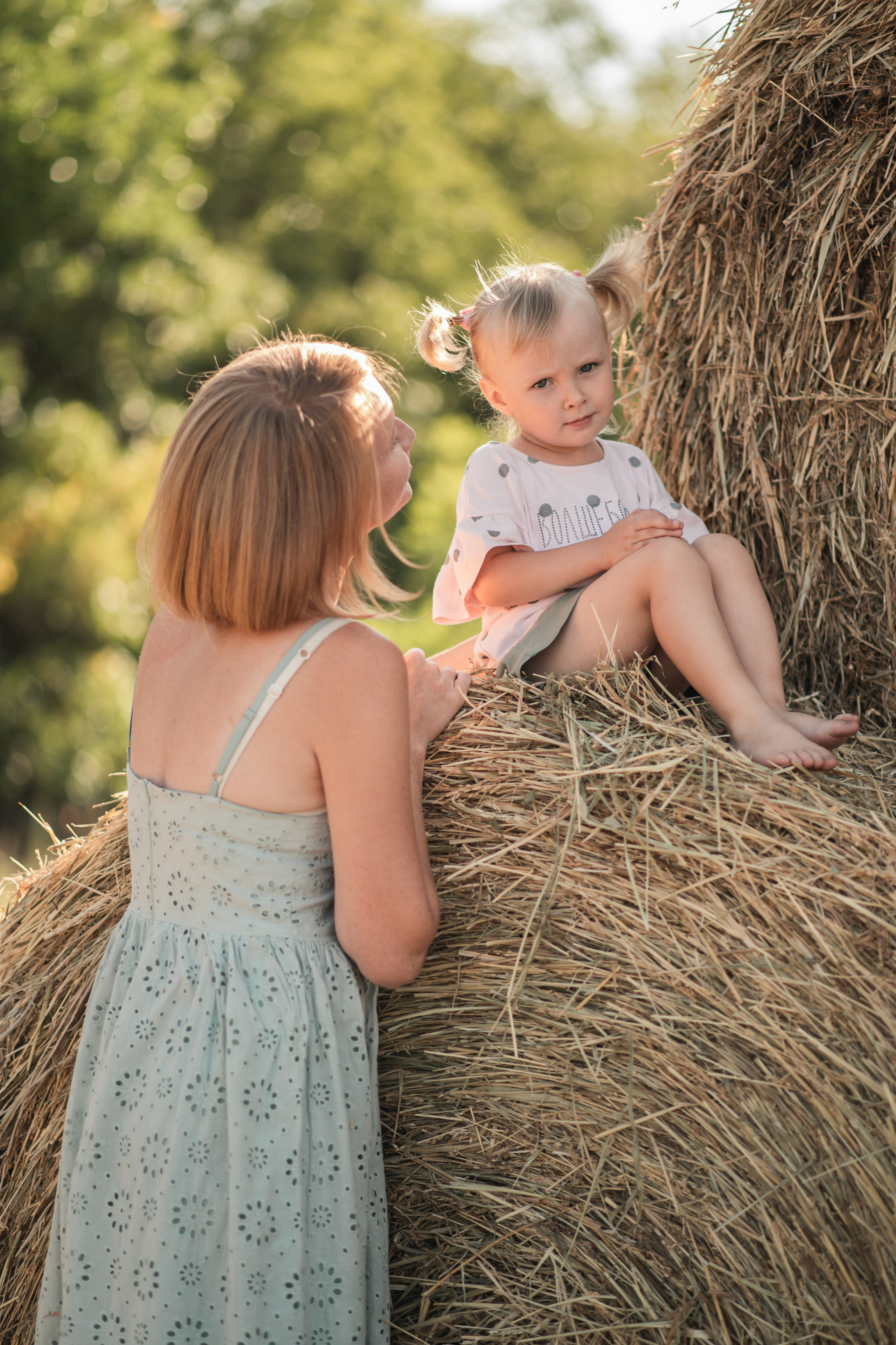 Дочки матери на сене. Семейный фотограф в Оренбурге Анна Рожкова
