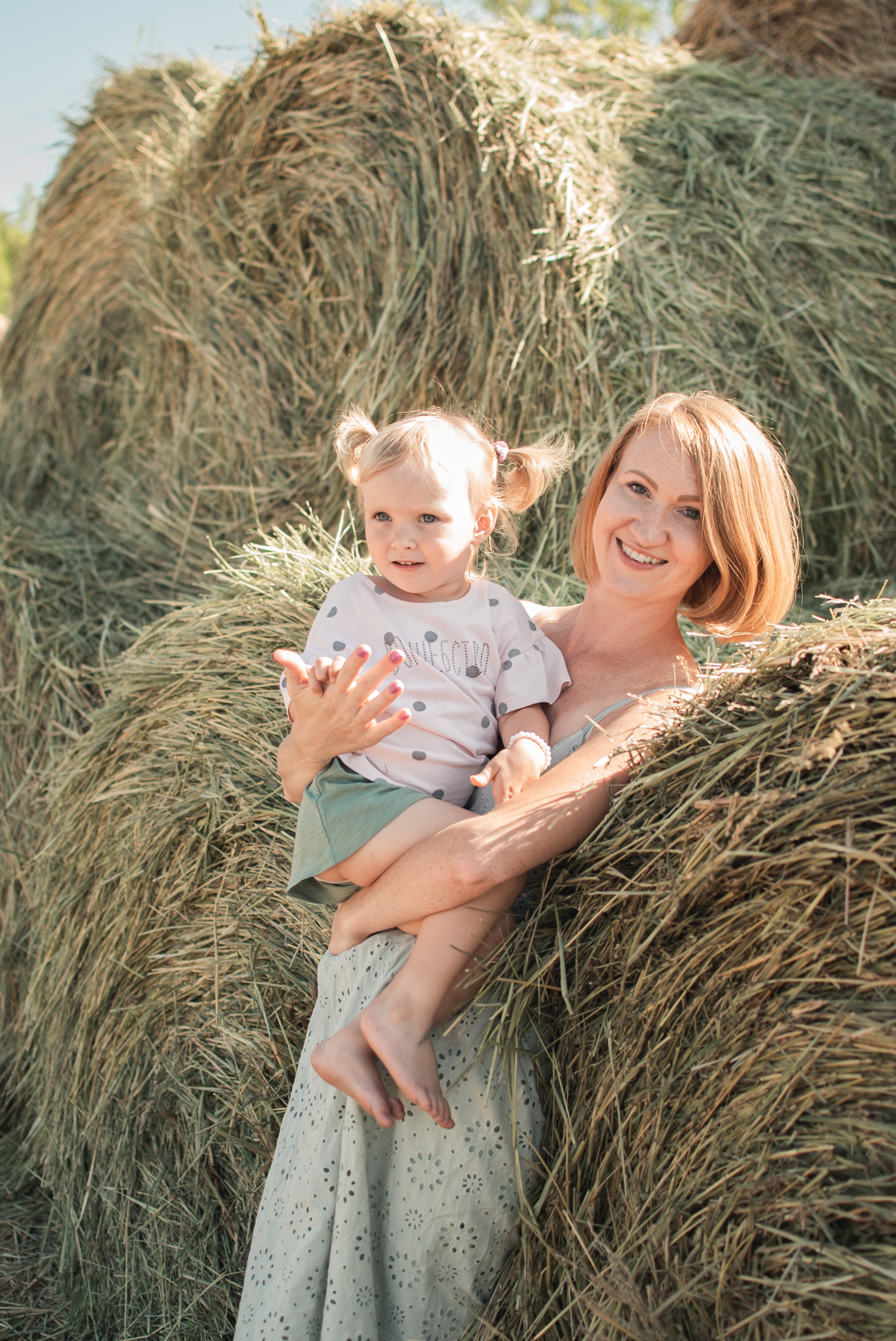 Дочки матери на сене. Семейный фотограф в Оренбурге Анна Рожкова