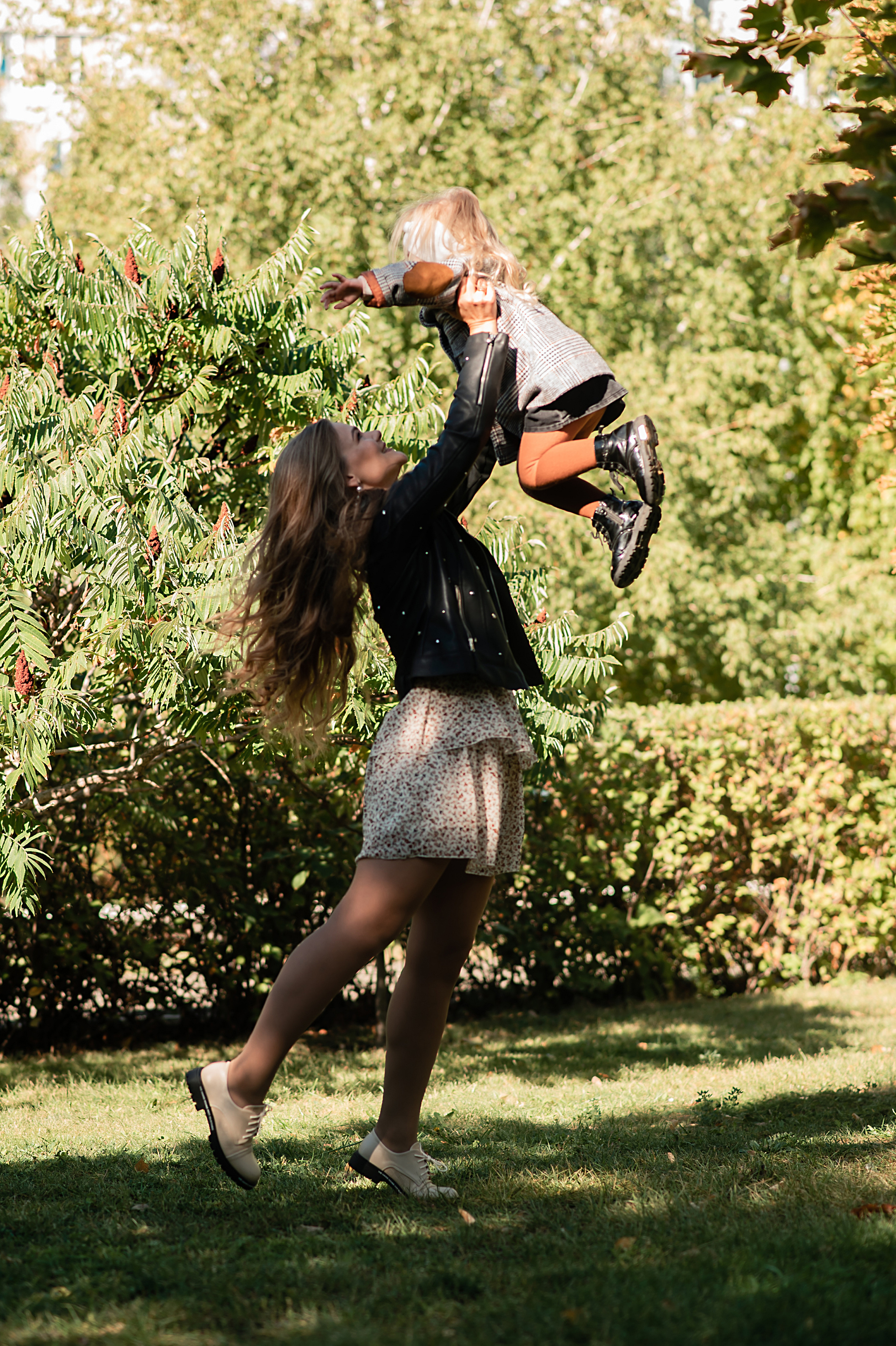 Дочки матери в парке. Семейный фотограф в Оренбурге Анна Рожкова