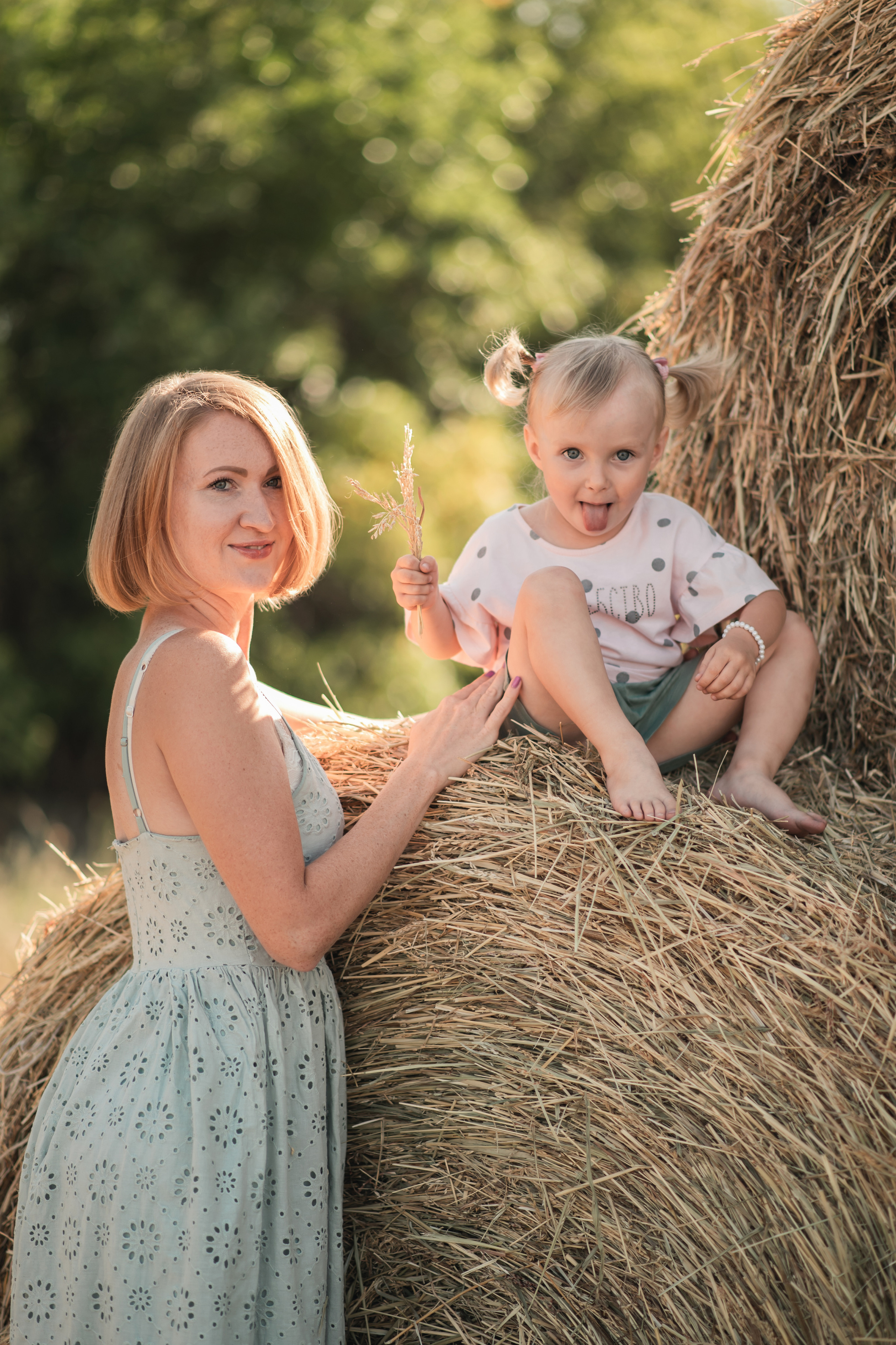 Дочки матери на сене. Семейный фотограф в Оренбурге Анна Рожкова