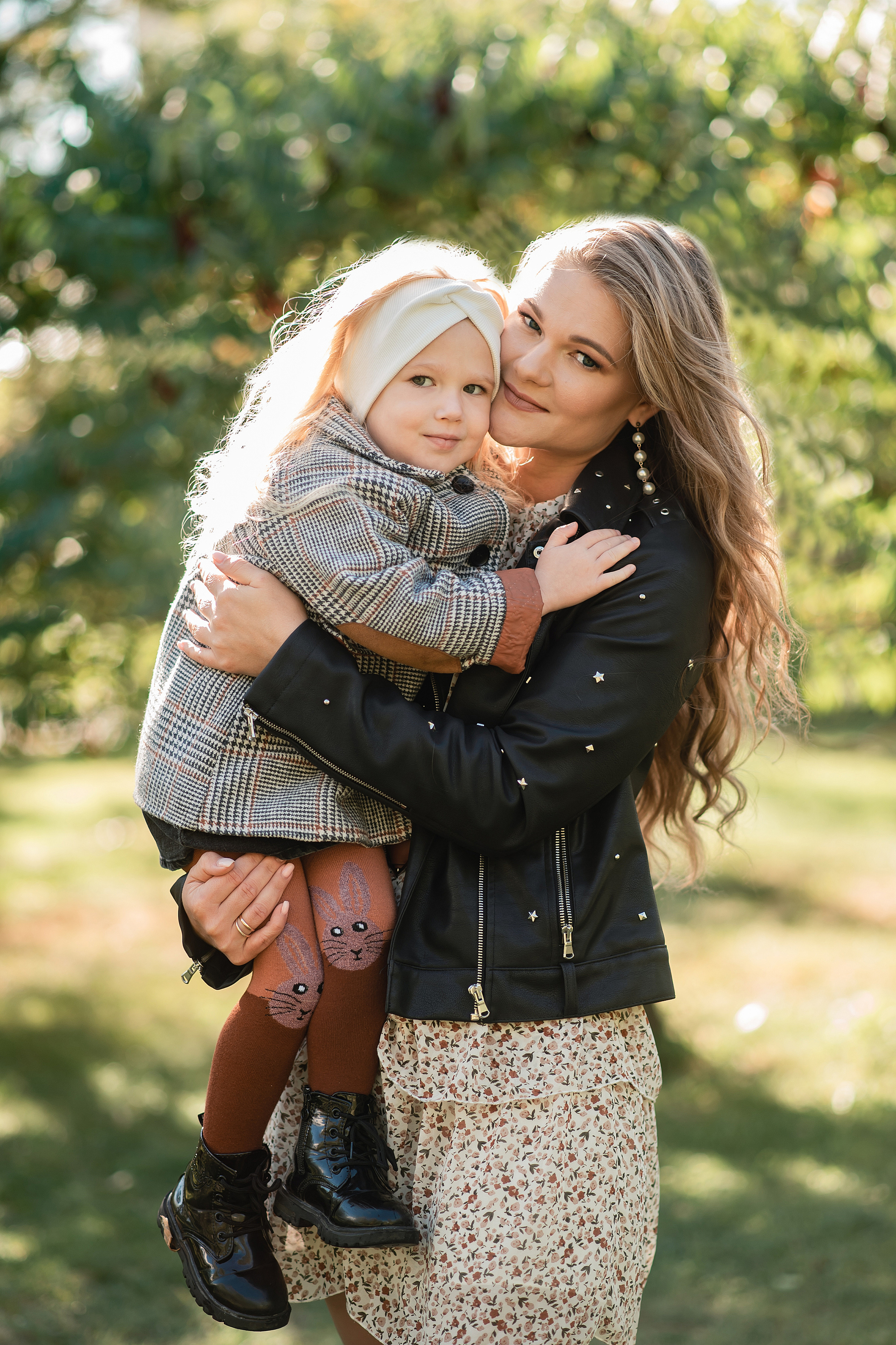 Дочки матери в парке. Семейный фотограф в Оренбурге Анна Рожкова