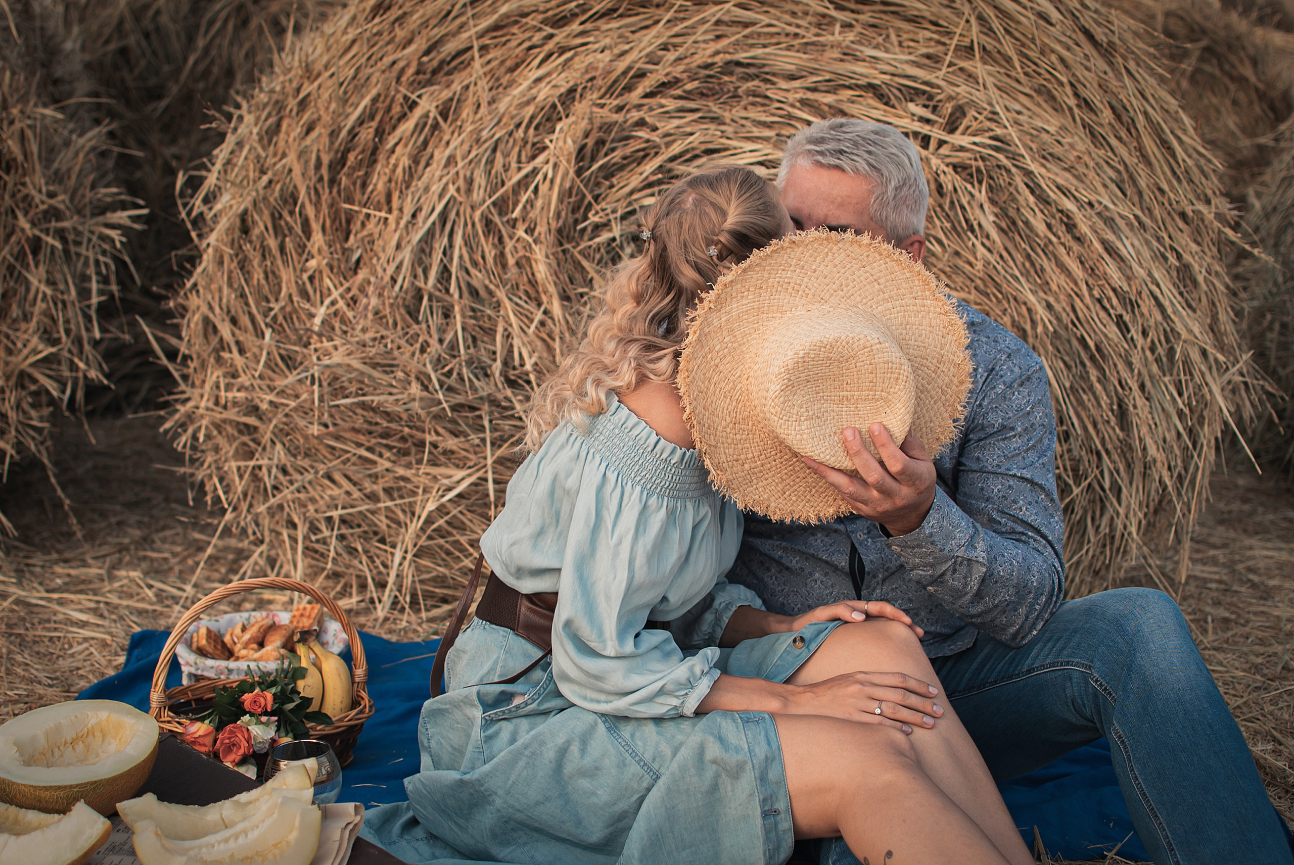 Лавстори Анастасии и Дмитрия в сене. Семейный фотограф в Оренбурге Анна Рожкова