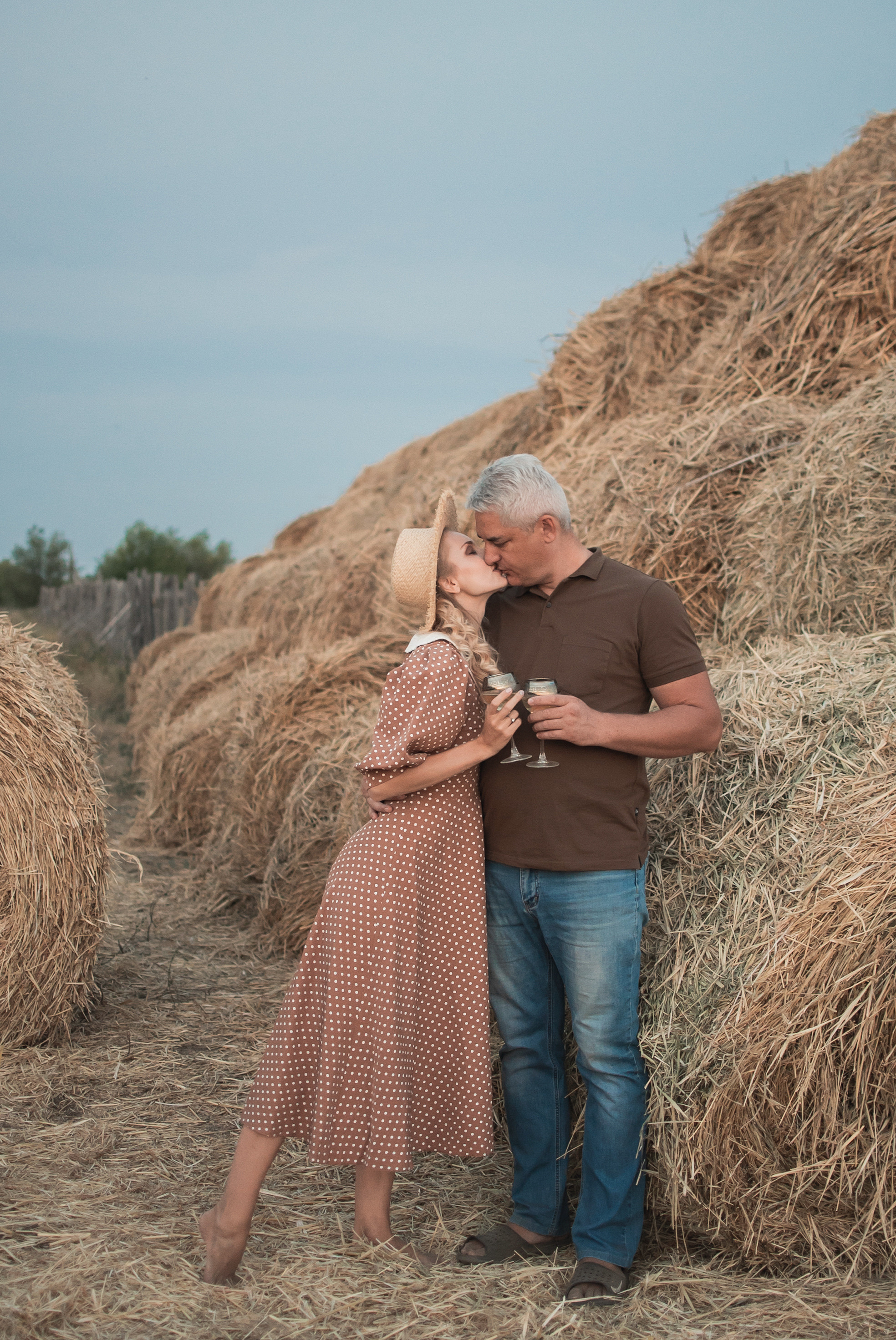 Лавстори Анастасии и Дмитрия в сене. Семейный фотограф в Оренбурге Анна Рожкова