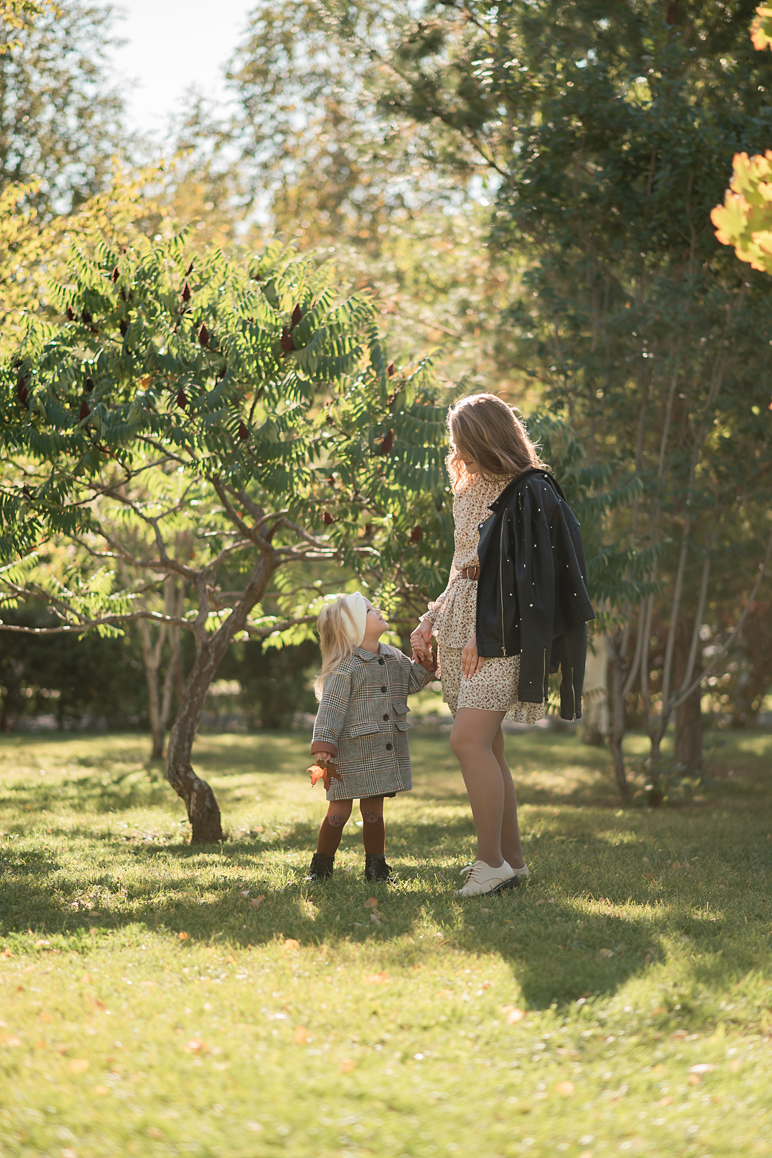 Дочки матери в парке. Семейный фотограф в Оренбурге Анна Рожкова