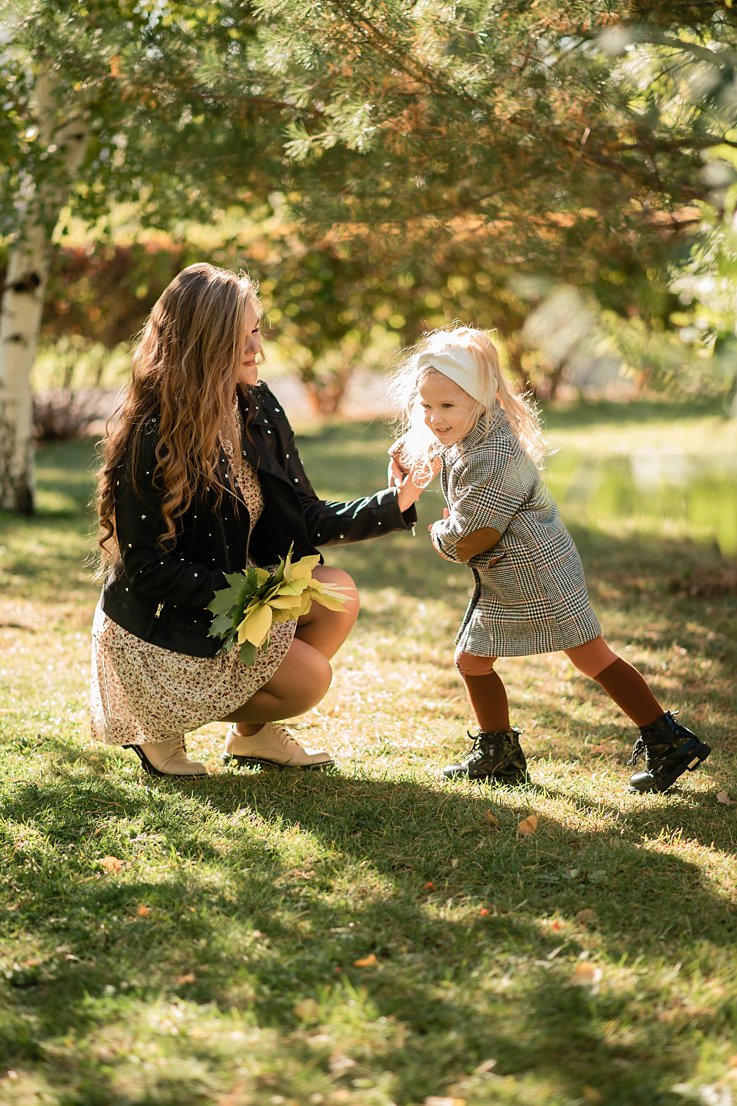 Дочки матери в парке. Семейный фотограф в Оренбурге Анна Рожкова