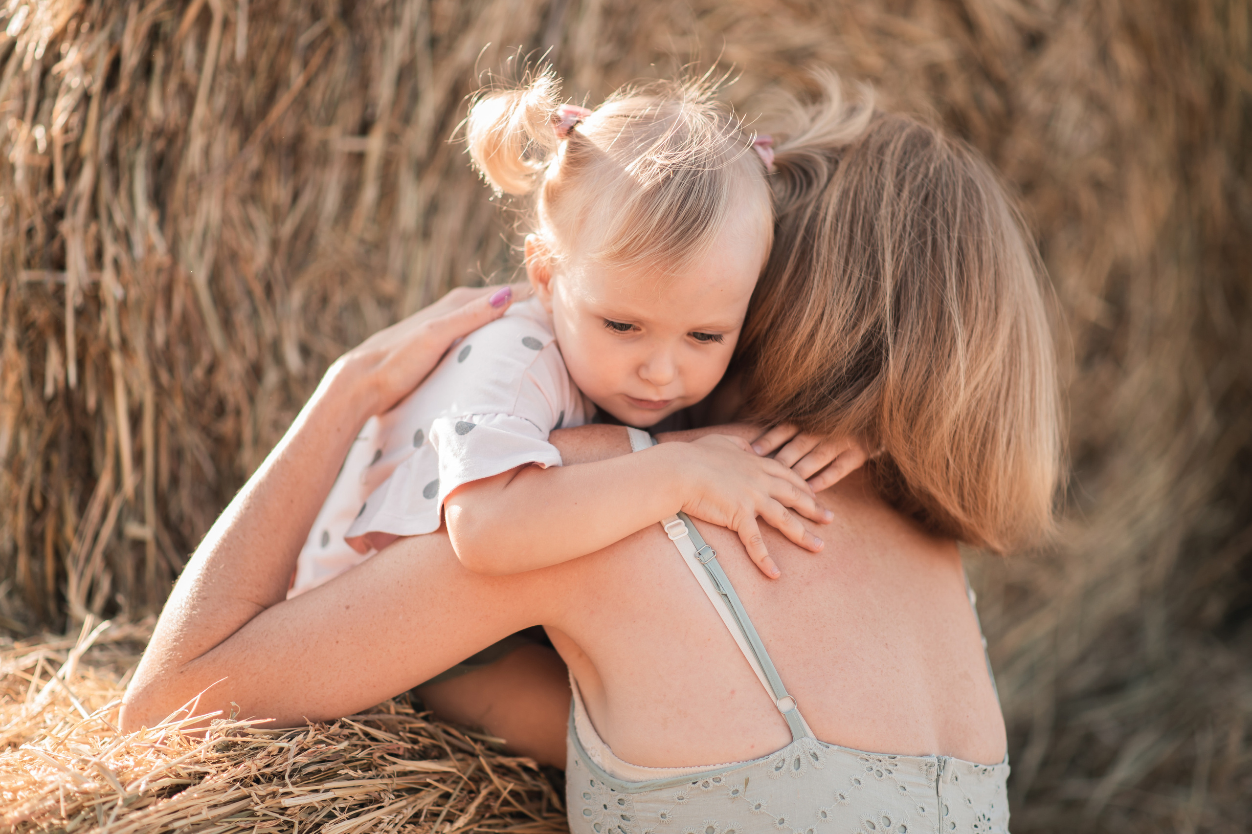 Дочки матери на сене. Семейный фотограф в Оренбурге Анна Рожкова