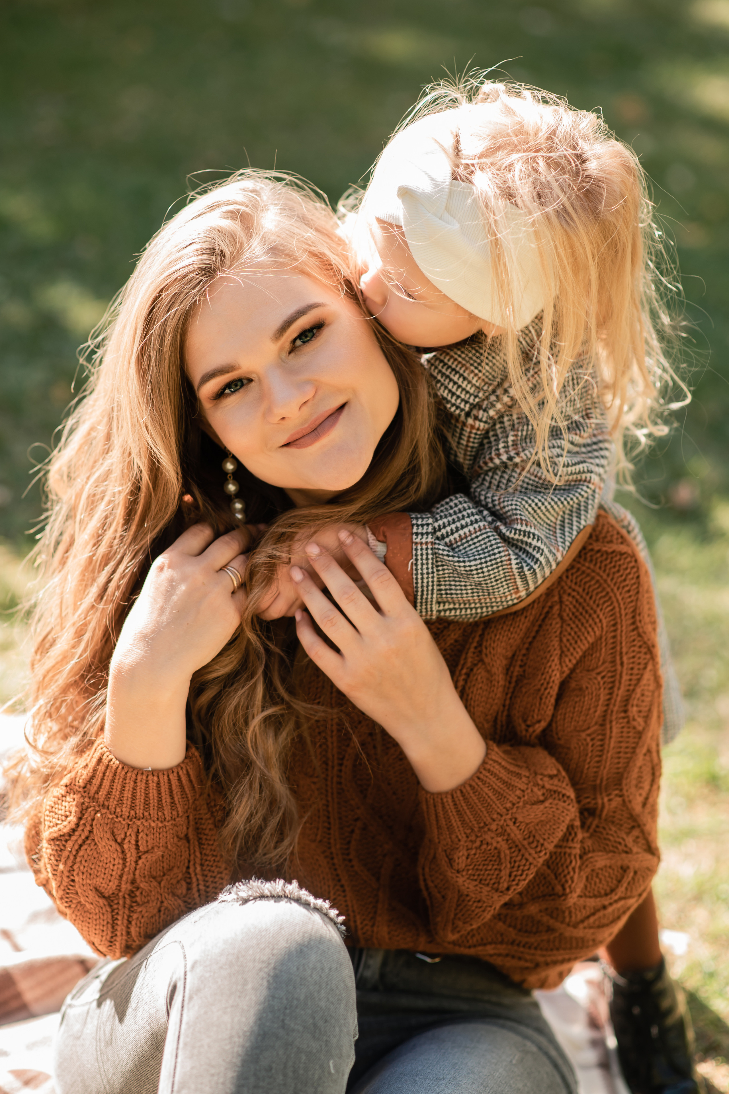 Дочки матери в парке. Семейный фотограф в Оренбурге Анна Рожкова