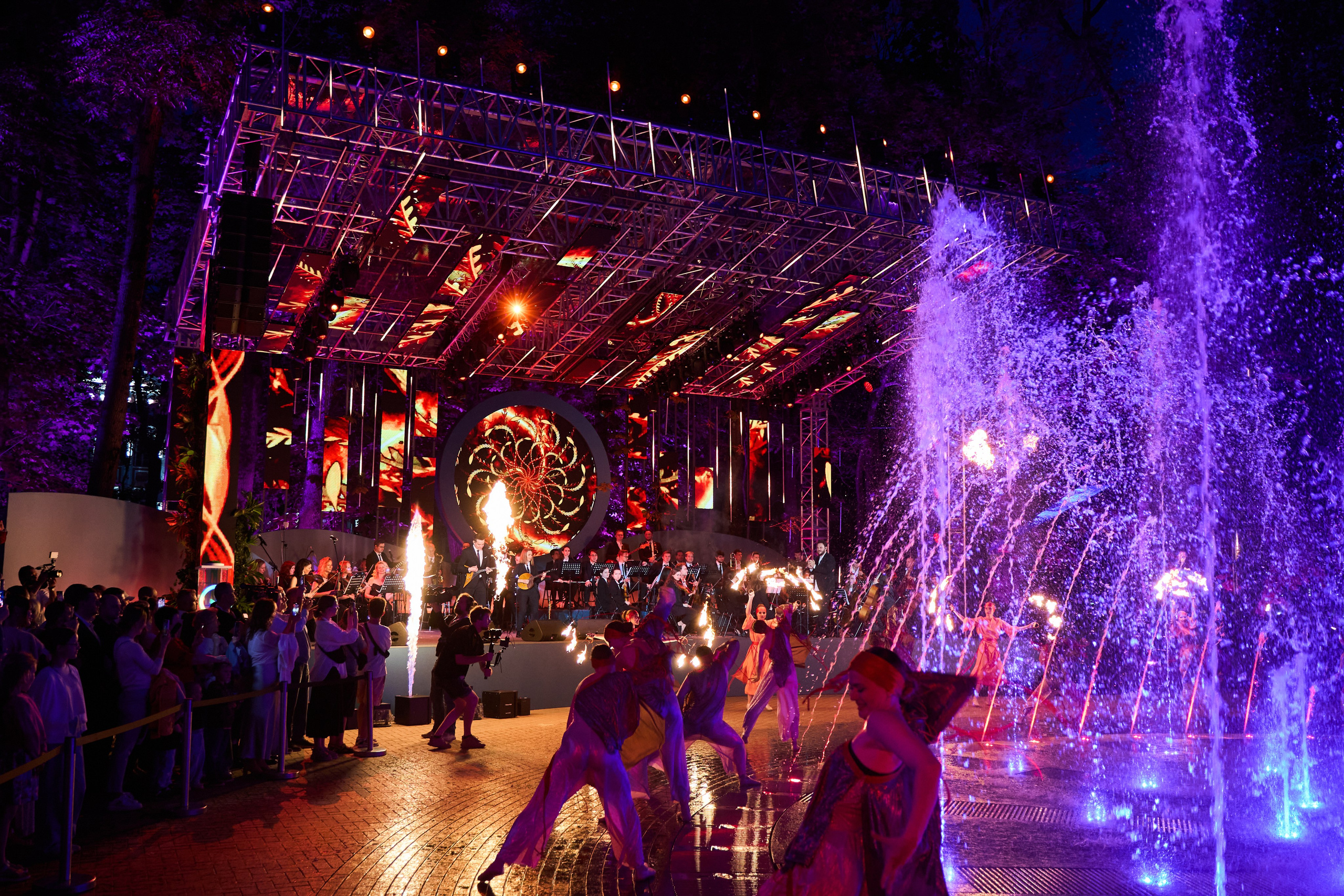 Сбербанк открытие фонтана. Услуги фотографа в Смоленске. Фотограф на свадьбу