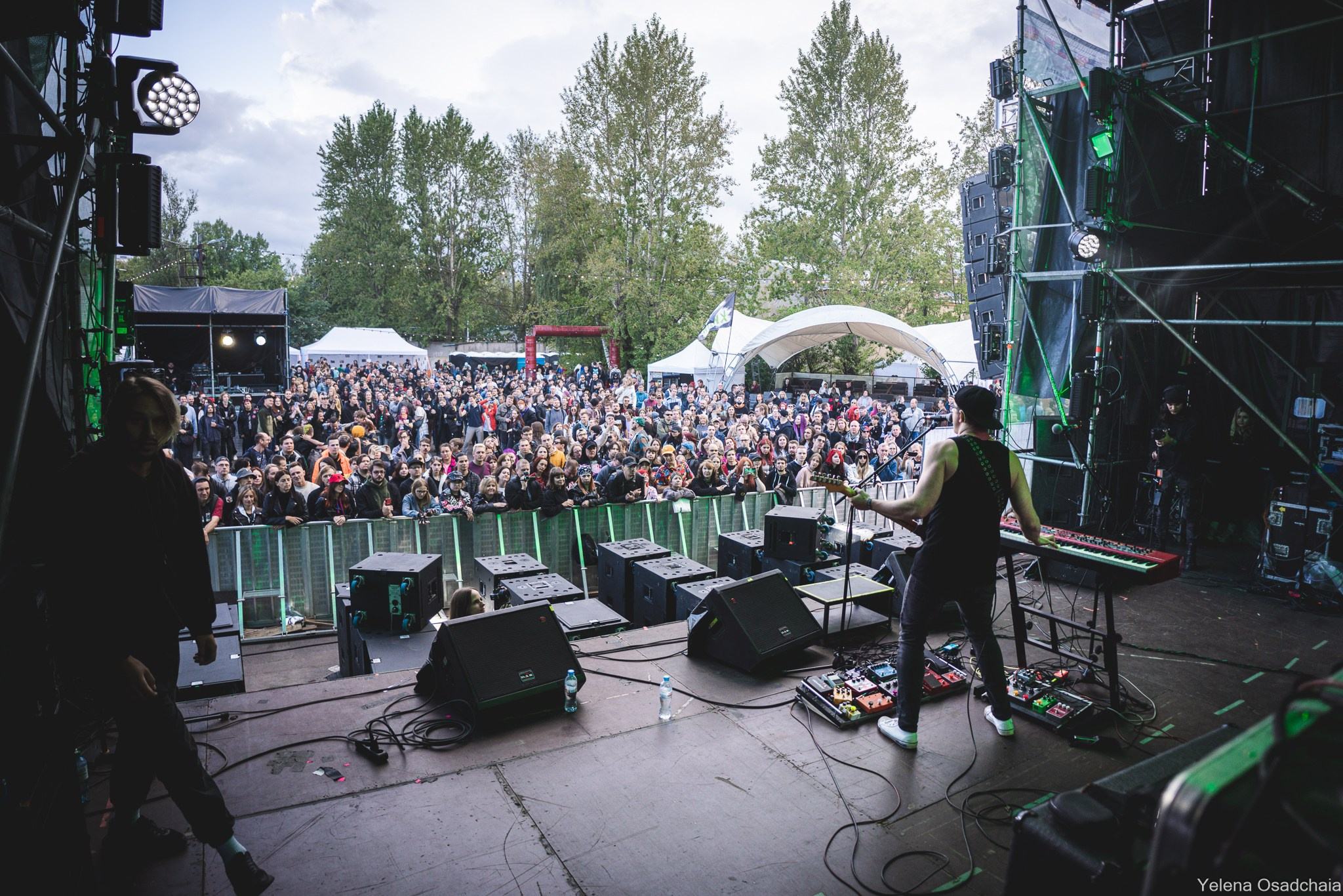 Живой 2025 — День 1. Елена Осадчая — фотографирую музыку на сцене и в жизни