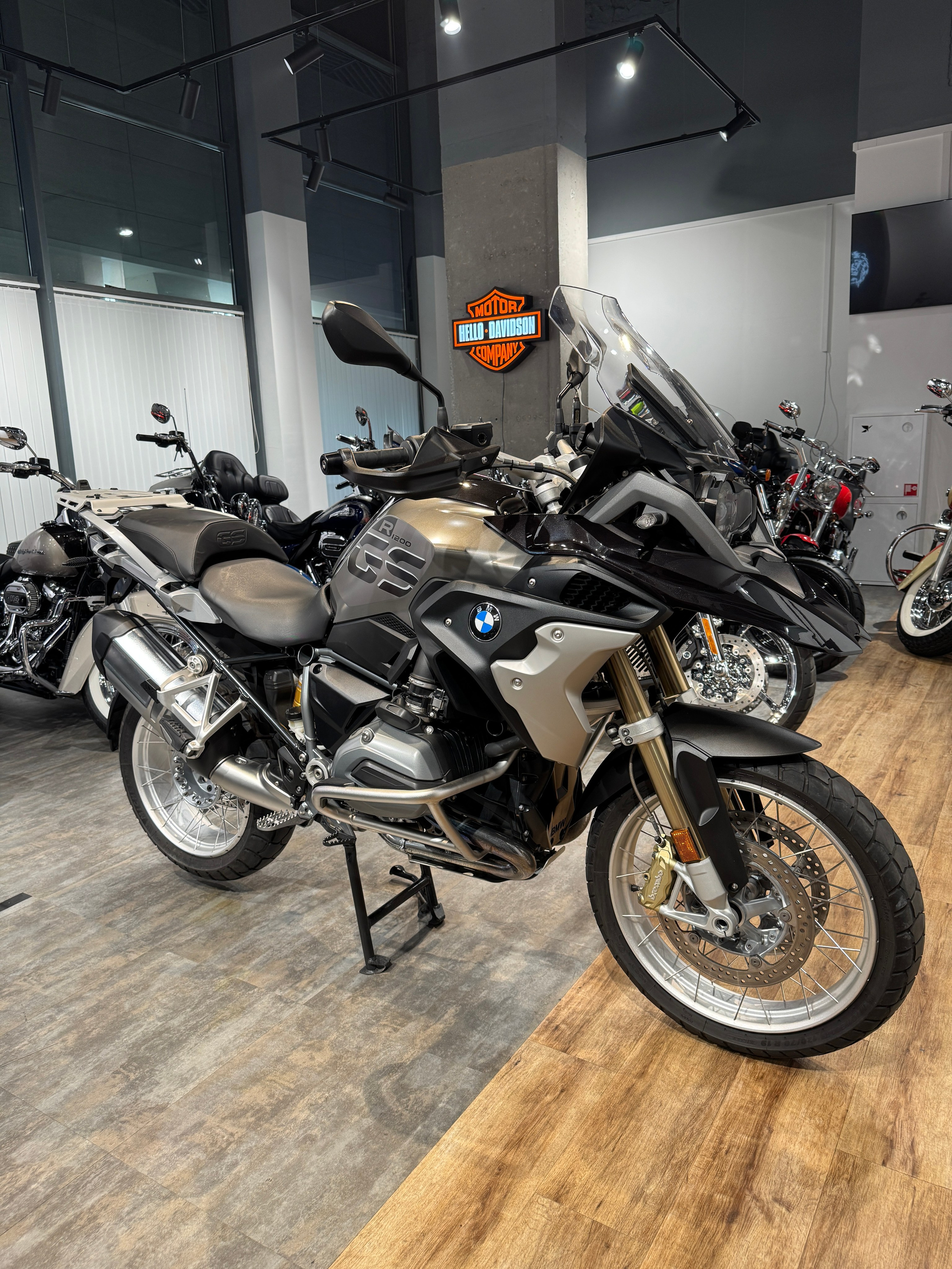 2015 BMW R1200GS Black/Agate Grey — подробнее на сайте. Hello Davidson, Москва. Только хорошие мотоциклы…