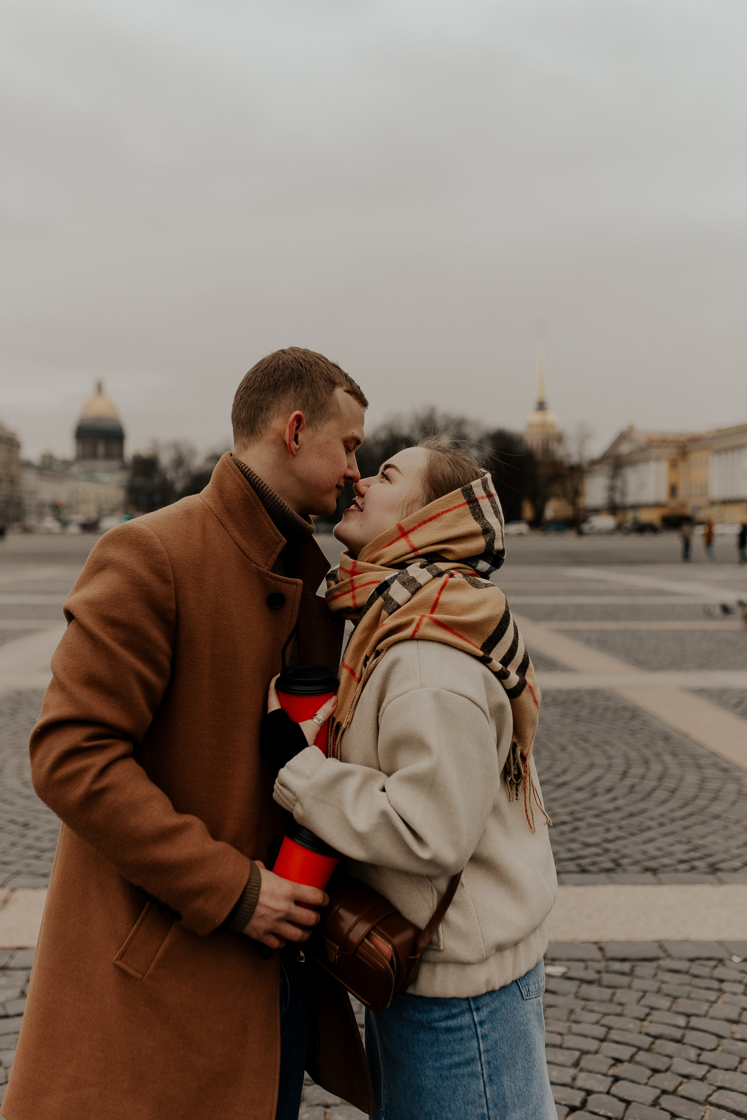 Пара гуляет по Петербургу. Фотограф в Санкт-Петербурге Лиза Семченкова