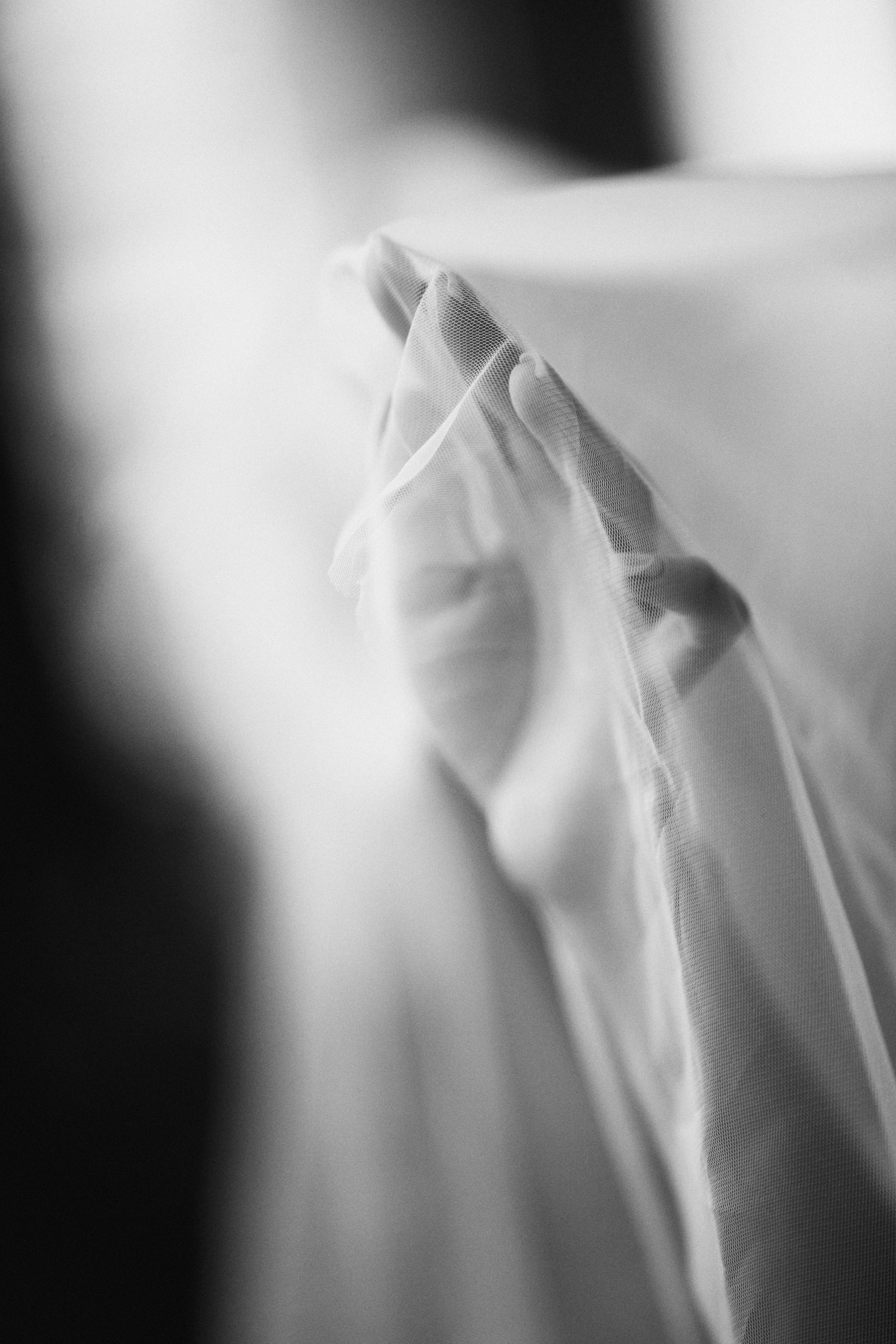 Black & White photography изящная рука девушки в фате. 