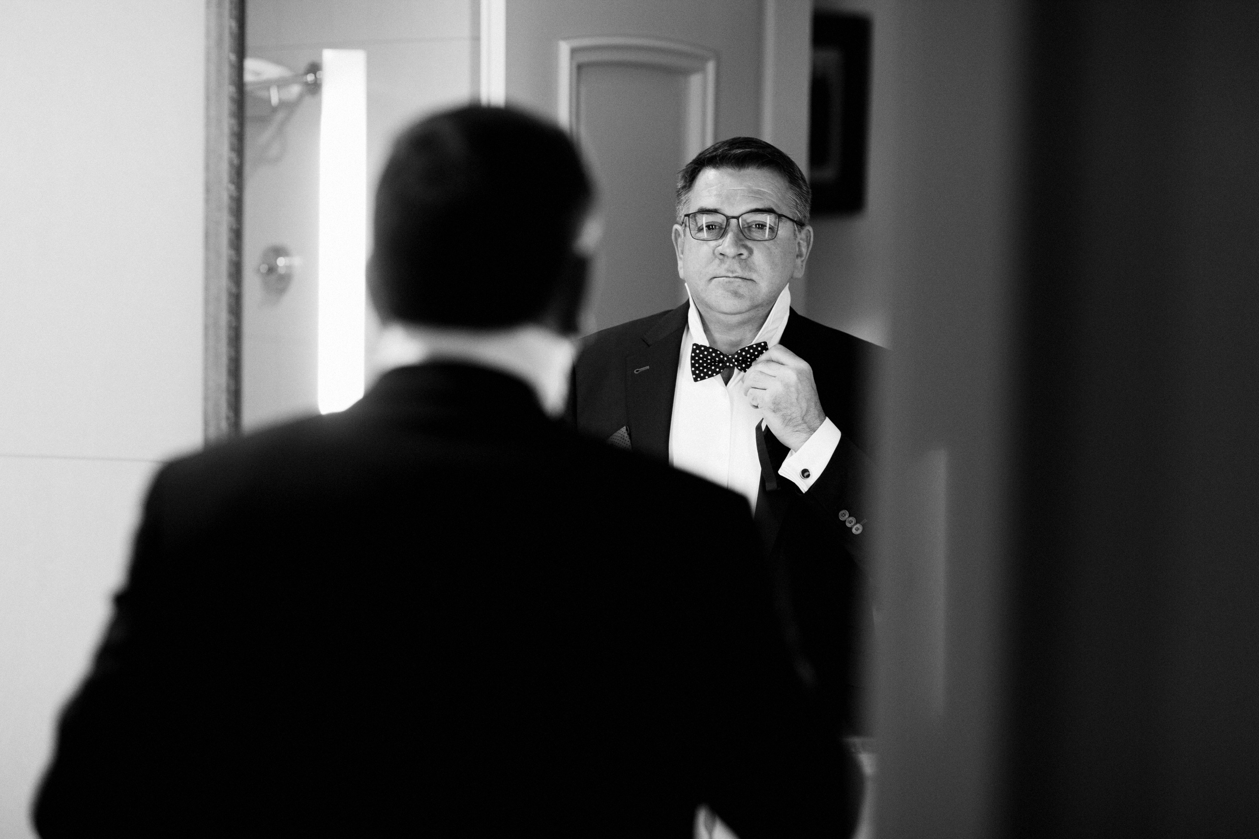 Мужчина примеряет бабочку.